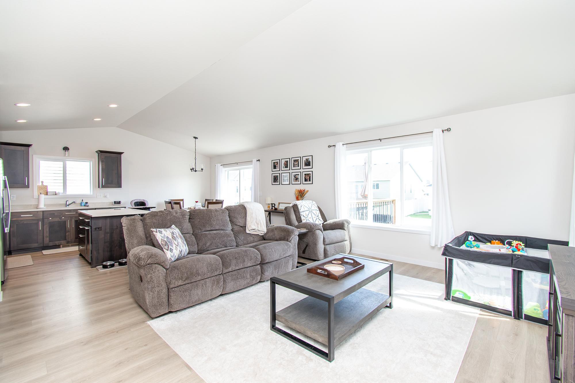 2021 single family home for sale at 6608 27th Street S in Fargo, ND — 3 bed, 2 bath (photo 4 of 39)