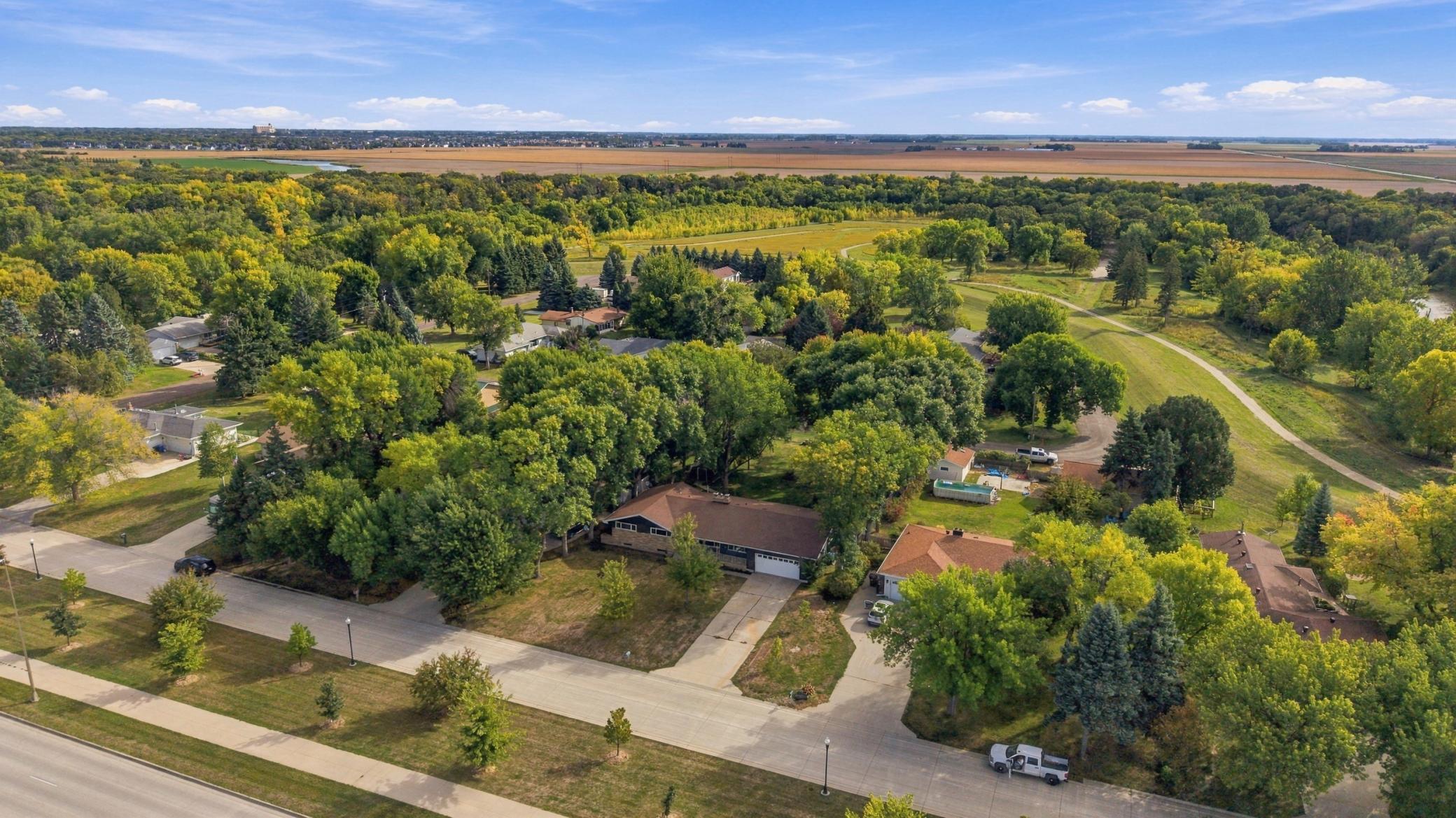 1960 single family home for sale at 4826 UNIVERSITY Drive S in Fargo, ND — 3 bed, 3 bath (photo 3 of 27)