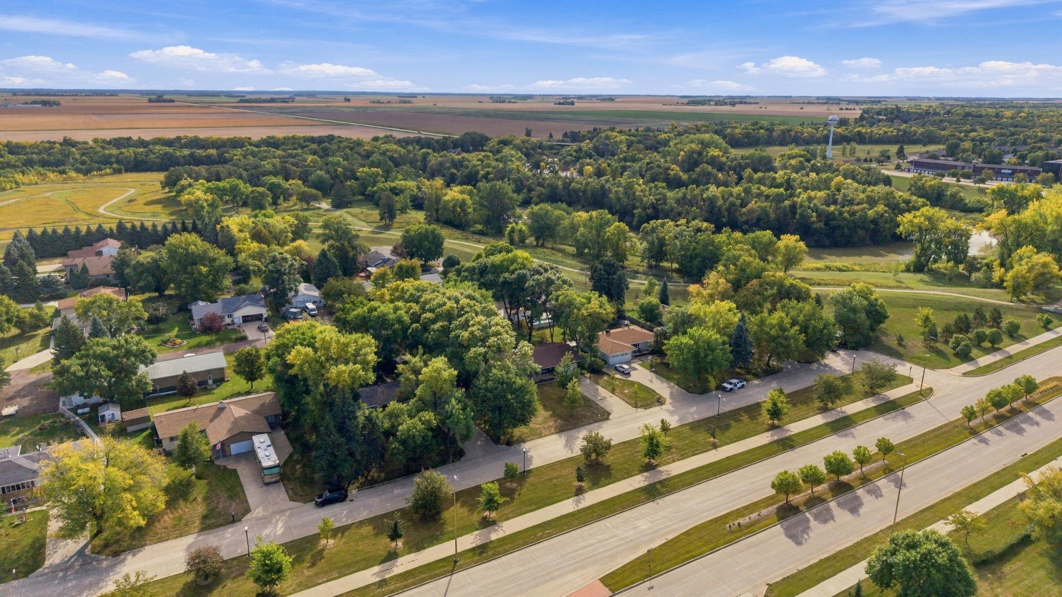 1960 single family home for sale at 4826 UNIVERSITY Drive S in Fargo, ND — 3 bed, 3 bath (photo 25 of 27)