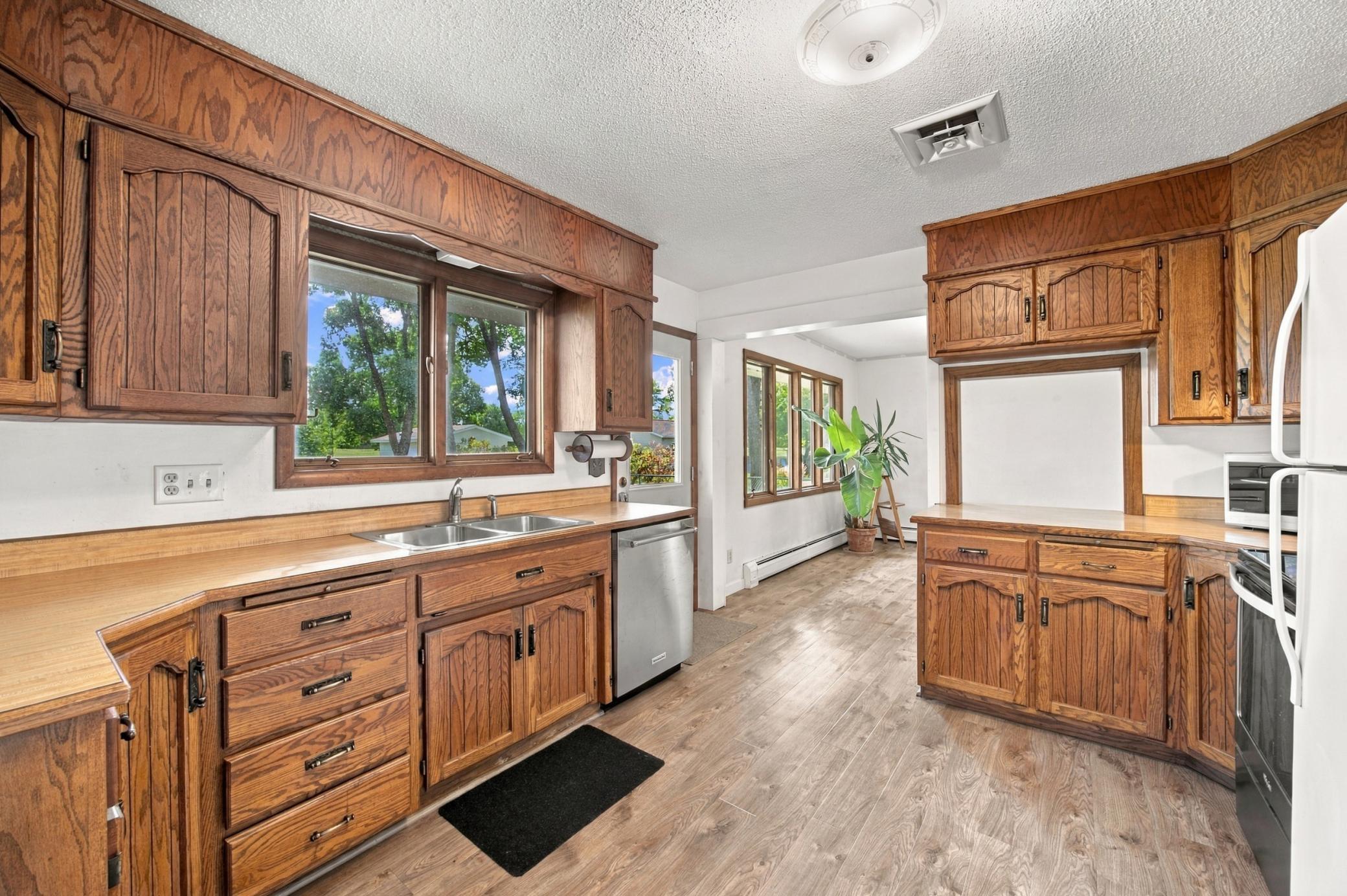 1960 single family home for sale at 4826 UNIVERSITY Drive S in Fargo, ND — 3 bed, 3 bath (photo 6 of 27)