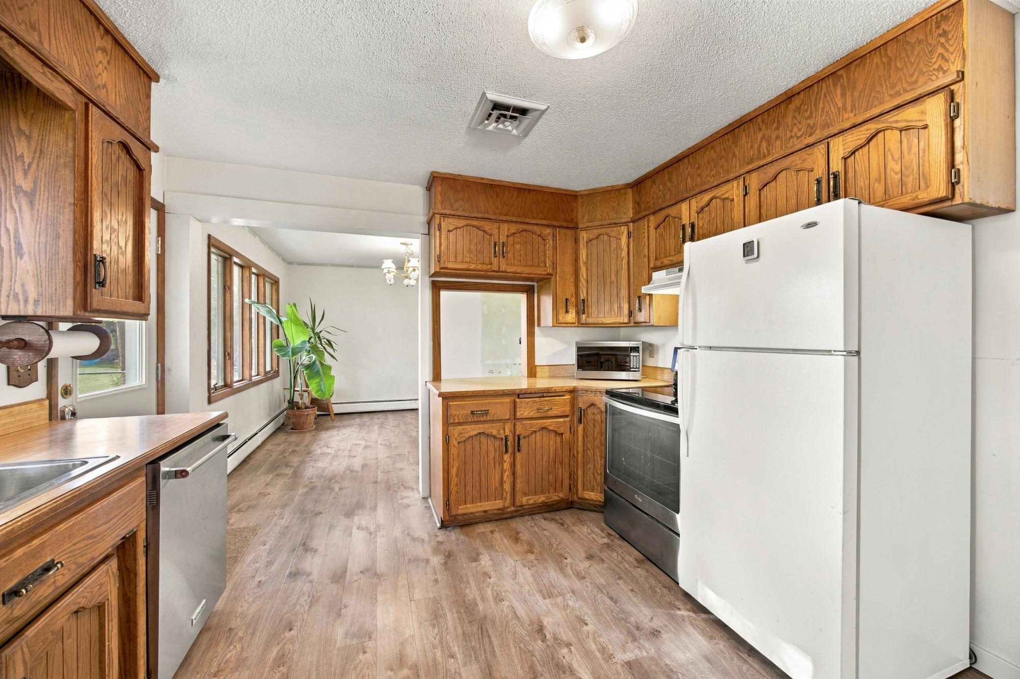 1960 single family home for sale at 4826 UNIVERSITY Drive S in Fargo, ND — 3 bed, 3 bath (photo 7 of 27)