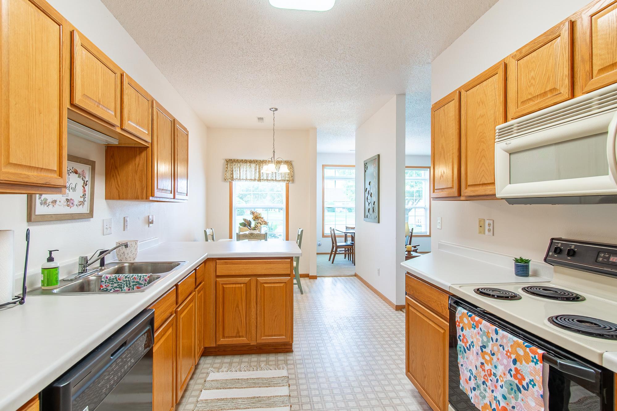 1996 twin home for sale at 5319 University Drive S, Unit B in Fargo, ND — 2 bed, 2 bath (photo 14 of 37)