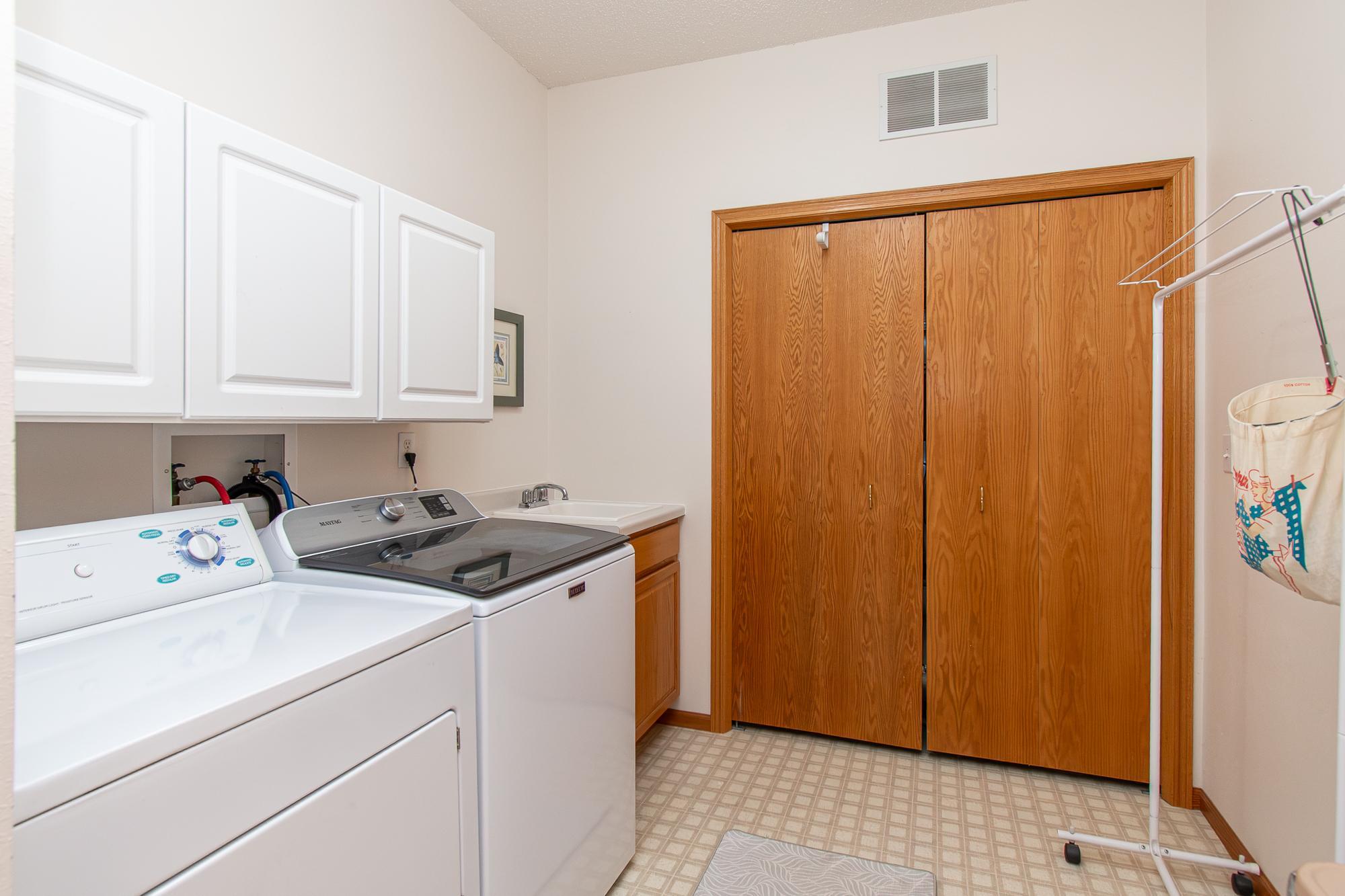 1996 twin home for sale at 5319 University Drive S, Unit B in Fargo, ND — 2 bed, 2 bath (photo 15 of 37)