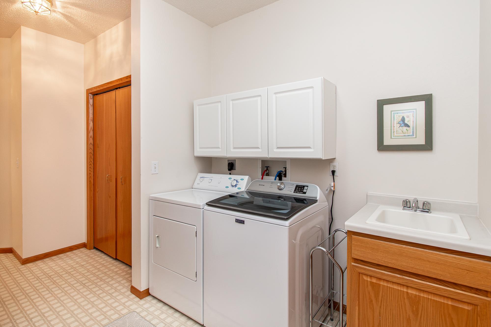 1996 twin home for sale at 5319 University Drive S, Unit B in Fargo, ND — 2 bed, 2 bath (photo 16 of 37)
