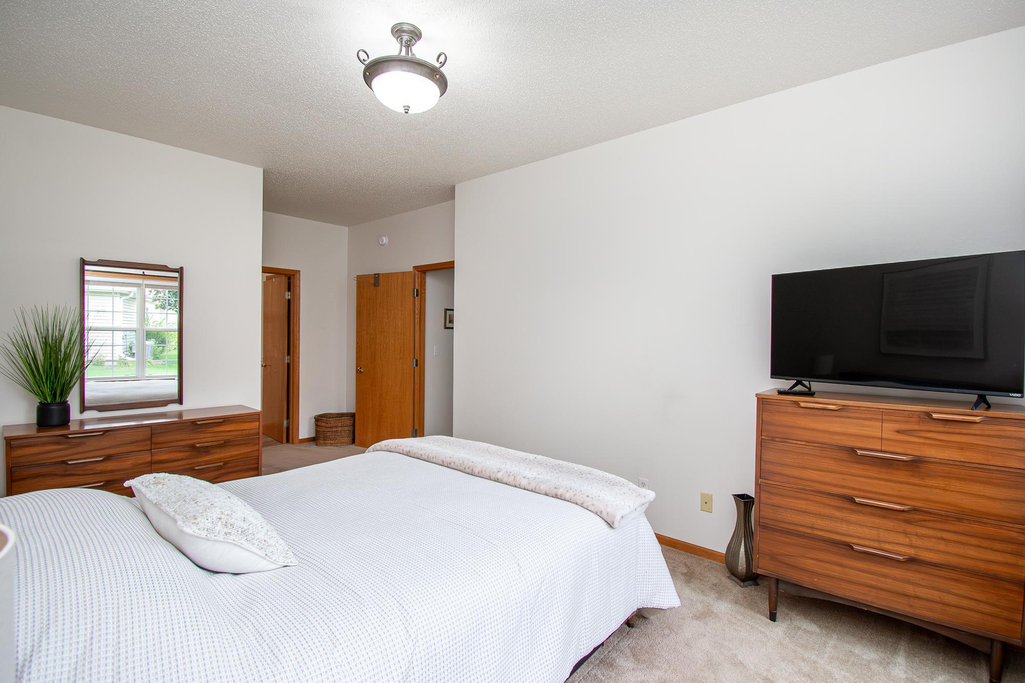 1996 twin home for sale at 5319 University Drive S, Unit B in Fargo, ND — 2 bed, 2 bath (photo 19 of 37)