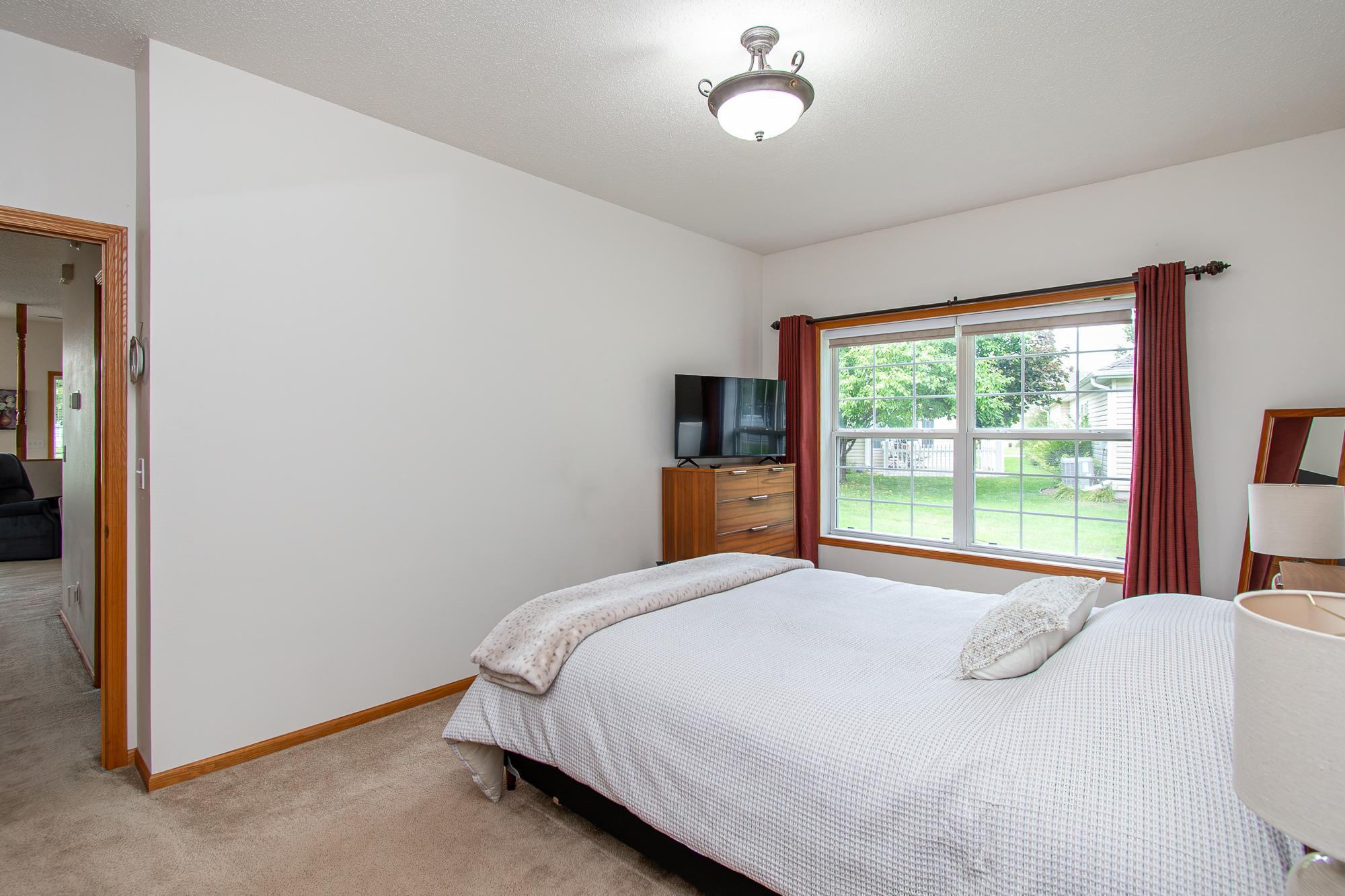 1996 twin home for sale at 5319 University Drive S, Unit B in Fargo, ND — 2 bed, 2 bath (photo 21 of 37)