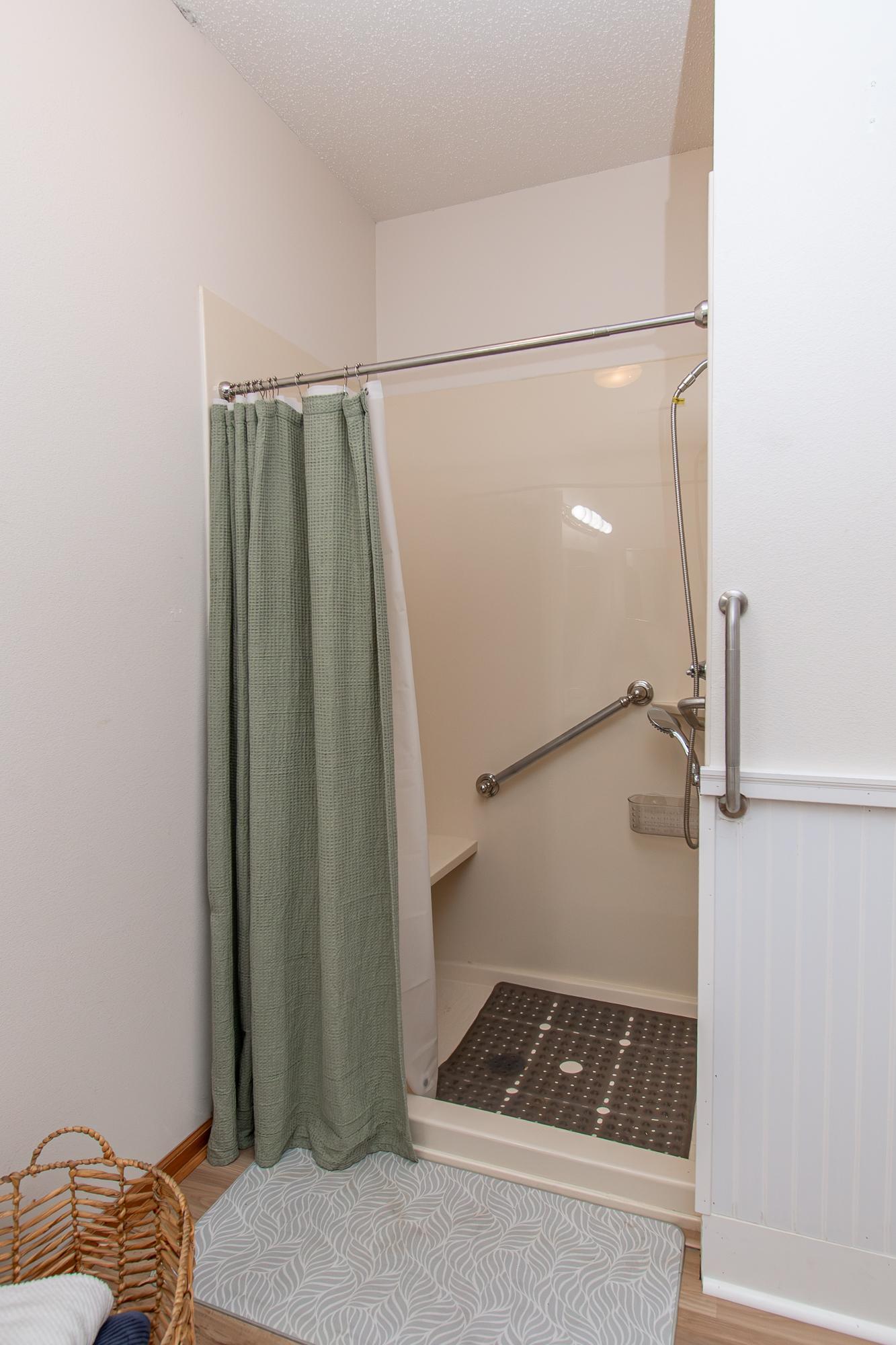 1996 twin home for sale at 5319 University Drive S, Unit B in Fargo, ND — 2 bed, 2 bath (photo 25 of 37)