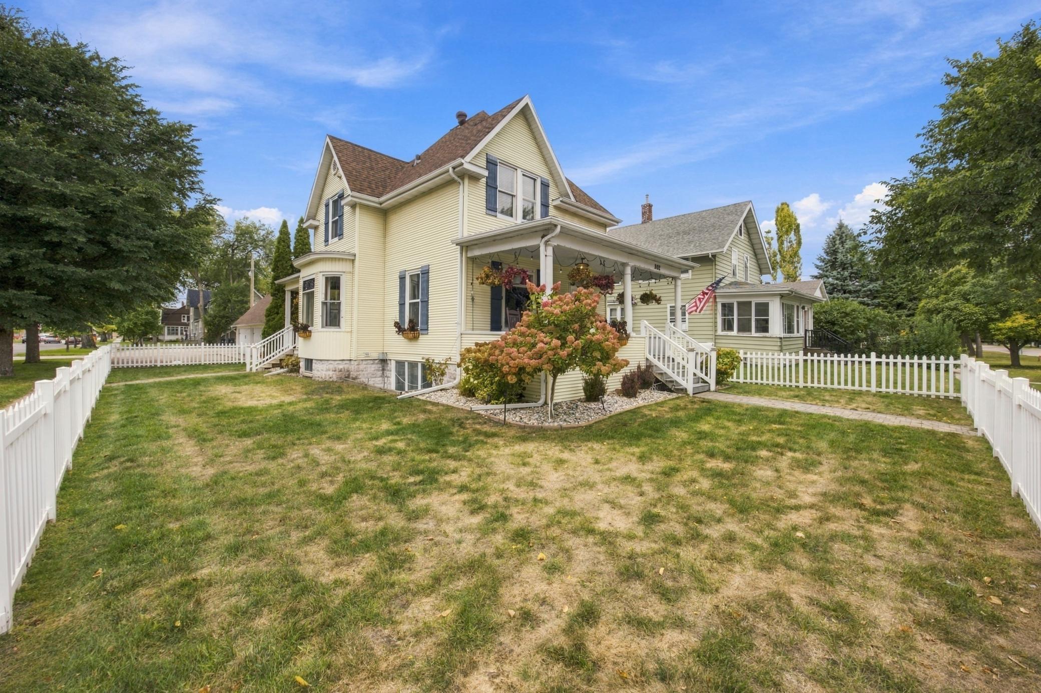 1912 single family home for sale at 802 2nd Street N in Fargo, ND — 4 bed, 3 bath (photo 2 of 61)