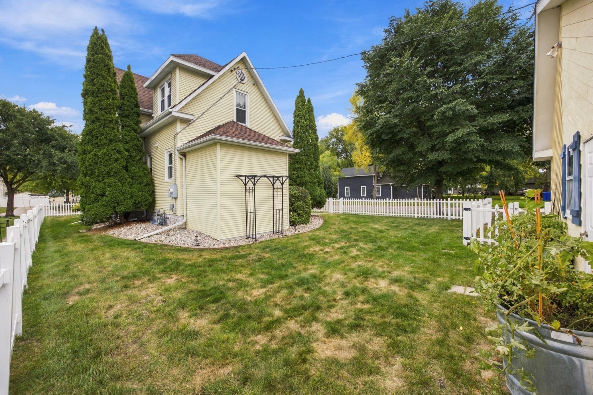 1912 single family home for sale at 802 2nd Street N in Fargo, ND — 4 bed, 3 bath (photo 42 of 61)