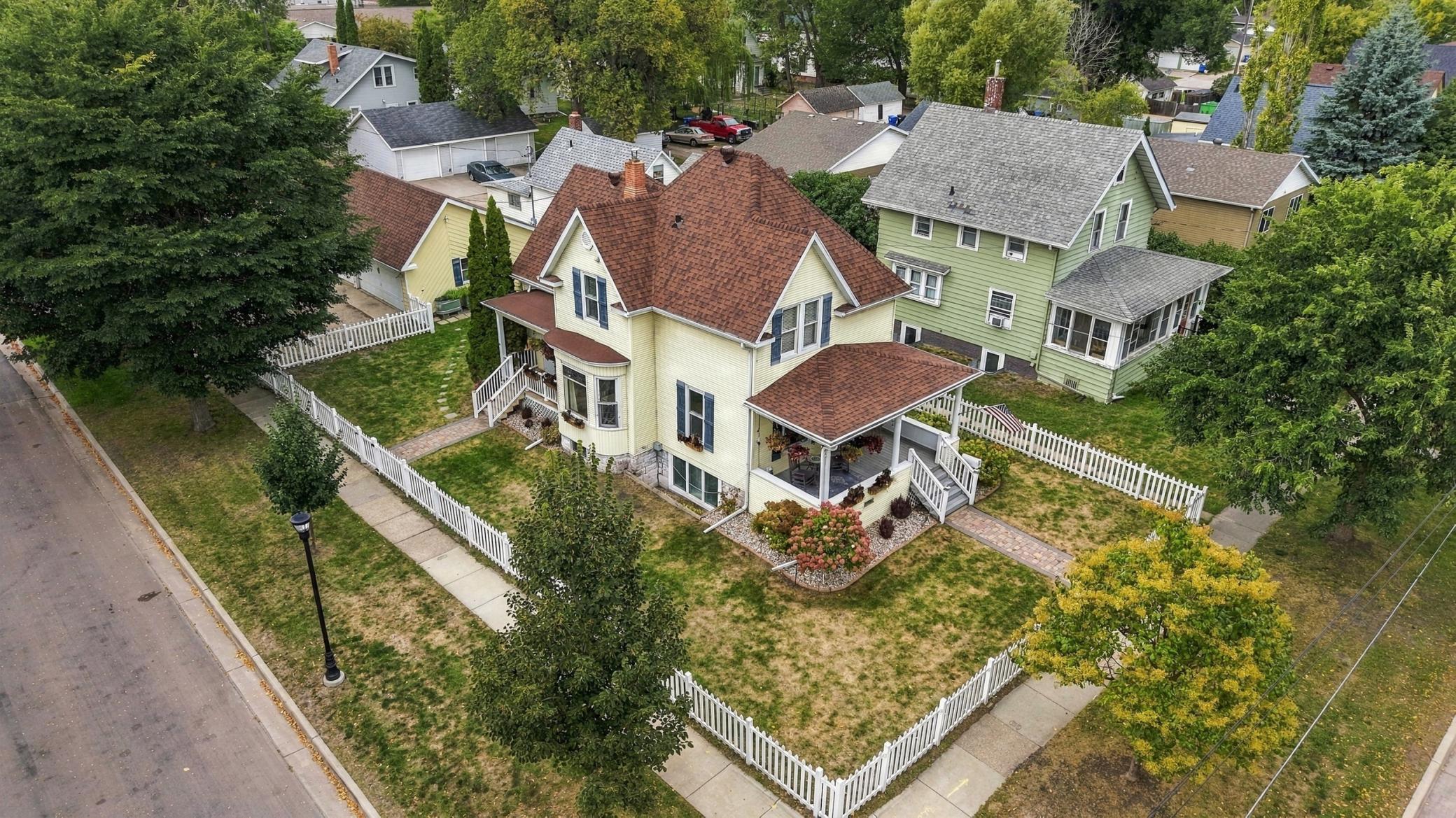 1912 single family home for sale at 802 2nd Street N in Fargo, ND — 4 bed, 3 bath (photo 47 of 61)