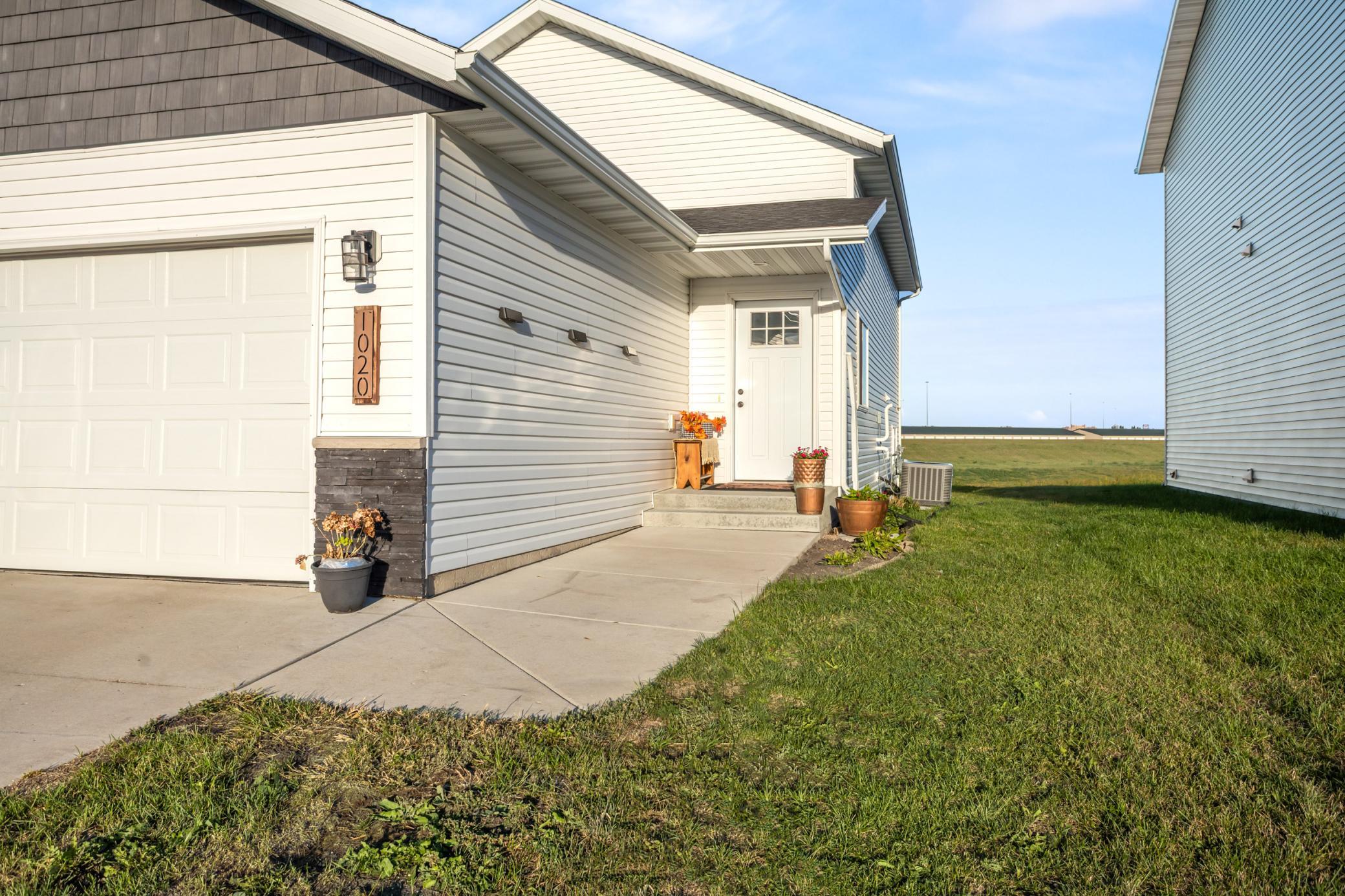 2020 single family home for sale at 1020 Highland Lane W in West Fargo, ND — 3 bed, 2 bath (photo 2 of 33)