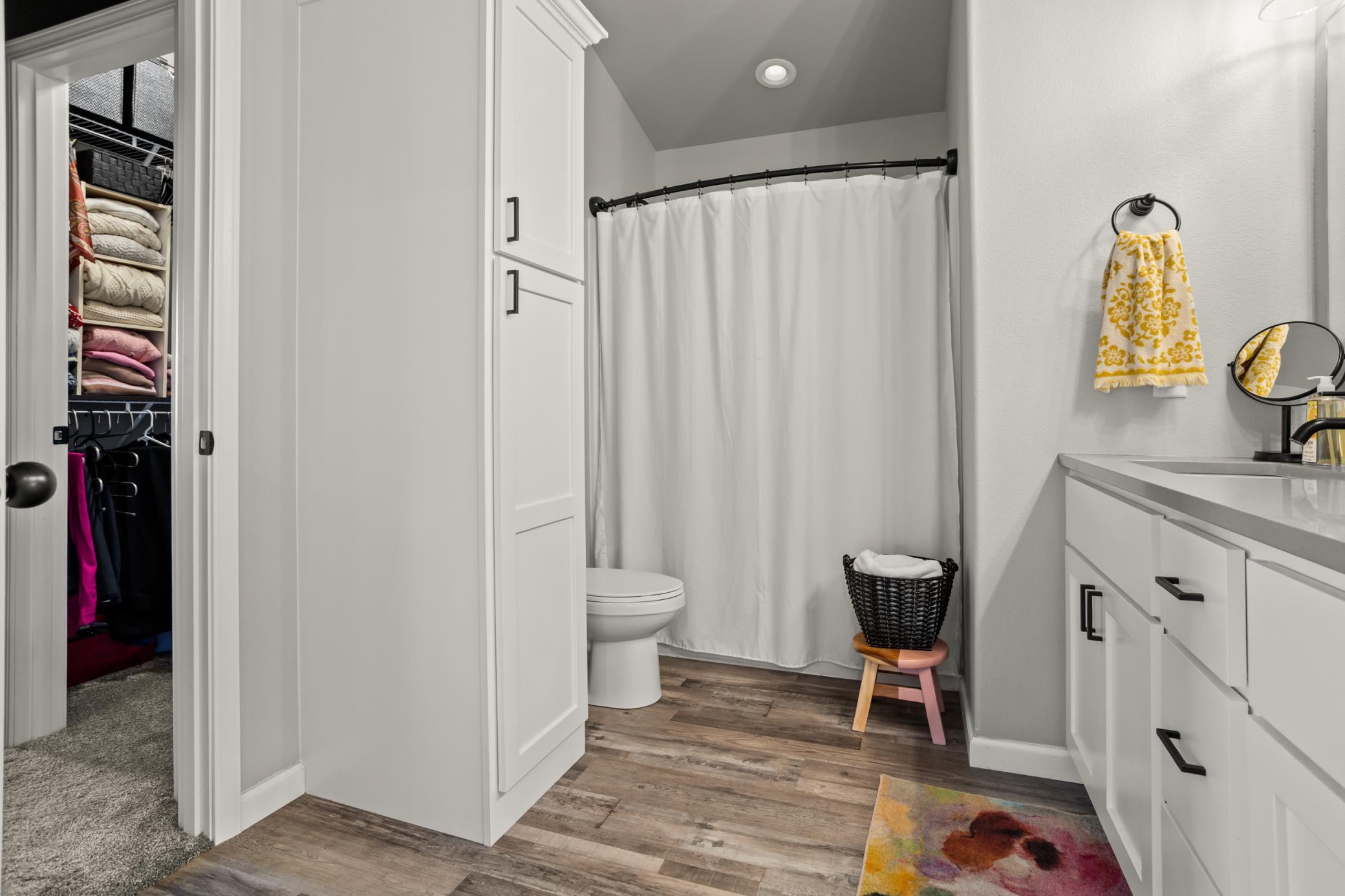 2020 single family home for sale at 1020 Highland Lane W in West Fargo, ND — 3 bed, 2 bath (photo 19 of 33)
