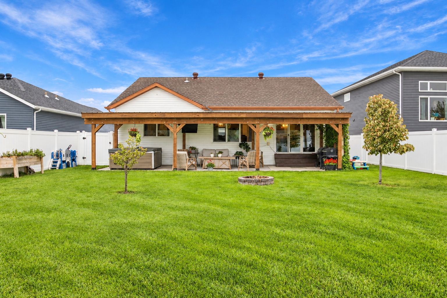 2018 single family home for sale at 5545 8th Street W in West Fargo, ND — 4 bed, 3 bath (photo 2 of 34)