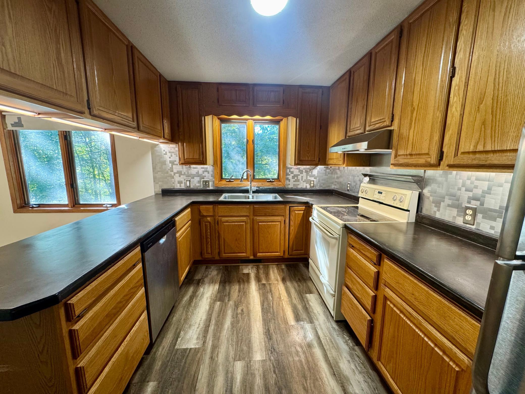 1993 single family home for sale at 5150 Sherman Drive NE in Bemidji, MN — 4 bed, 3 bath (photo 5 of 49)