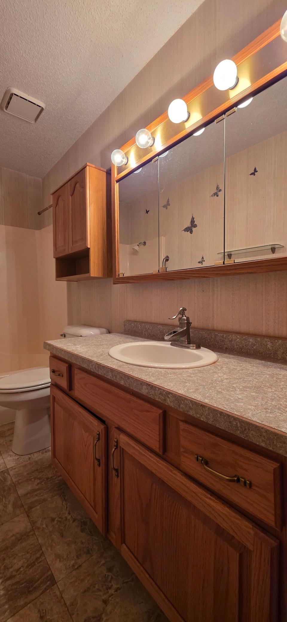 1994 home for sale at 215 3rd Avenue NE in Valley City, ND — 2 bed, 1 bath (photo 22 of 30)