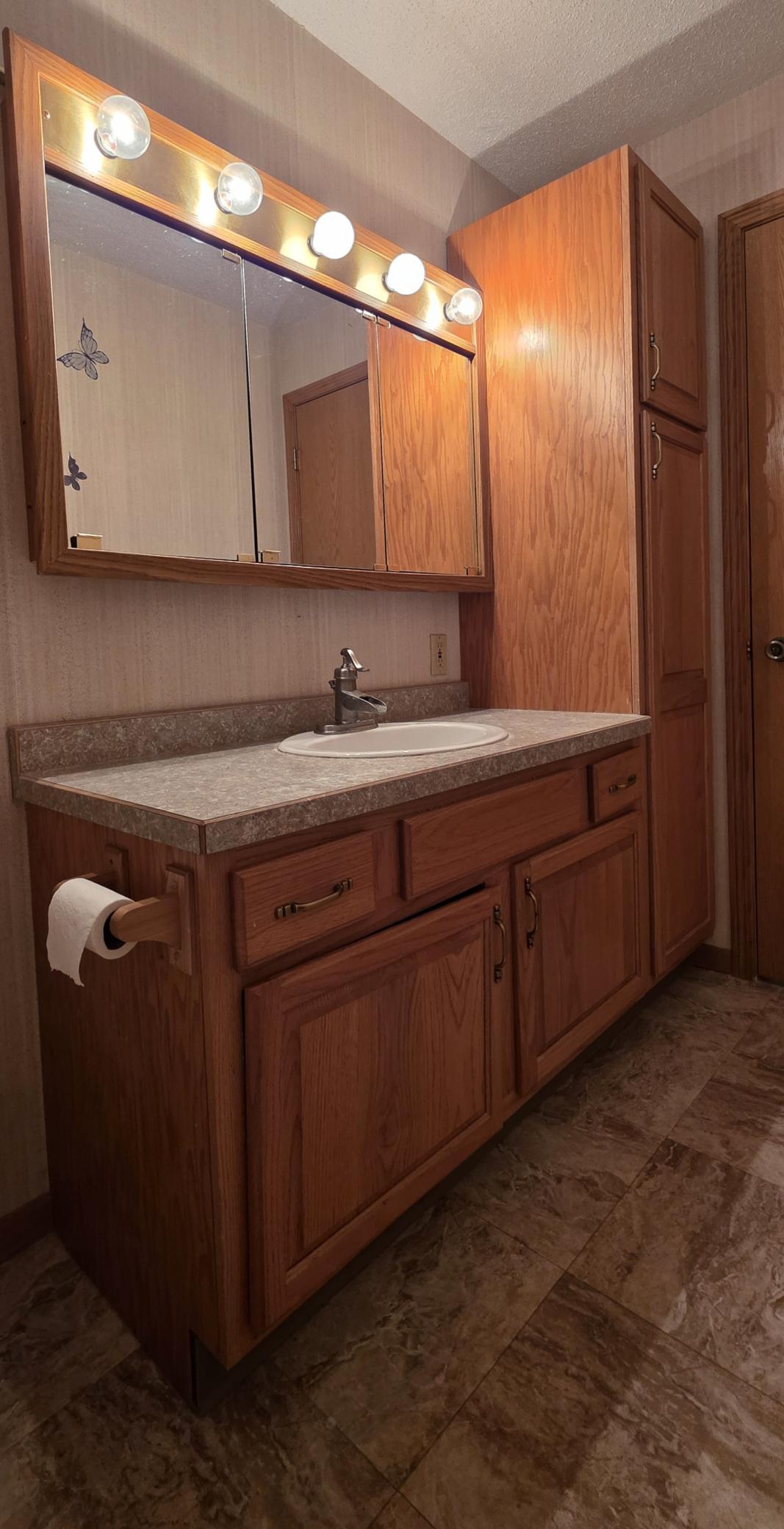 1994 home for sale at 215 3rd Avenue NE in Valley City, ND — 2 bed, 1 bath (photo 23 of 30)