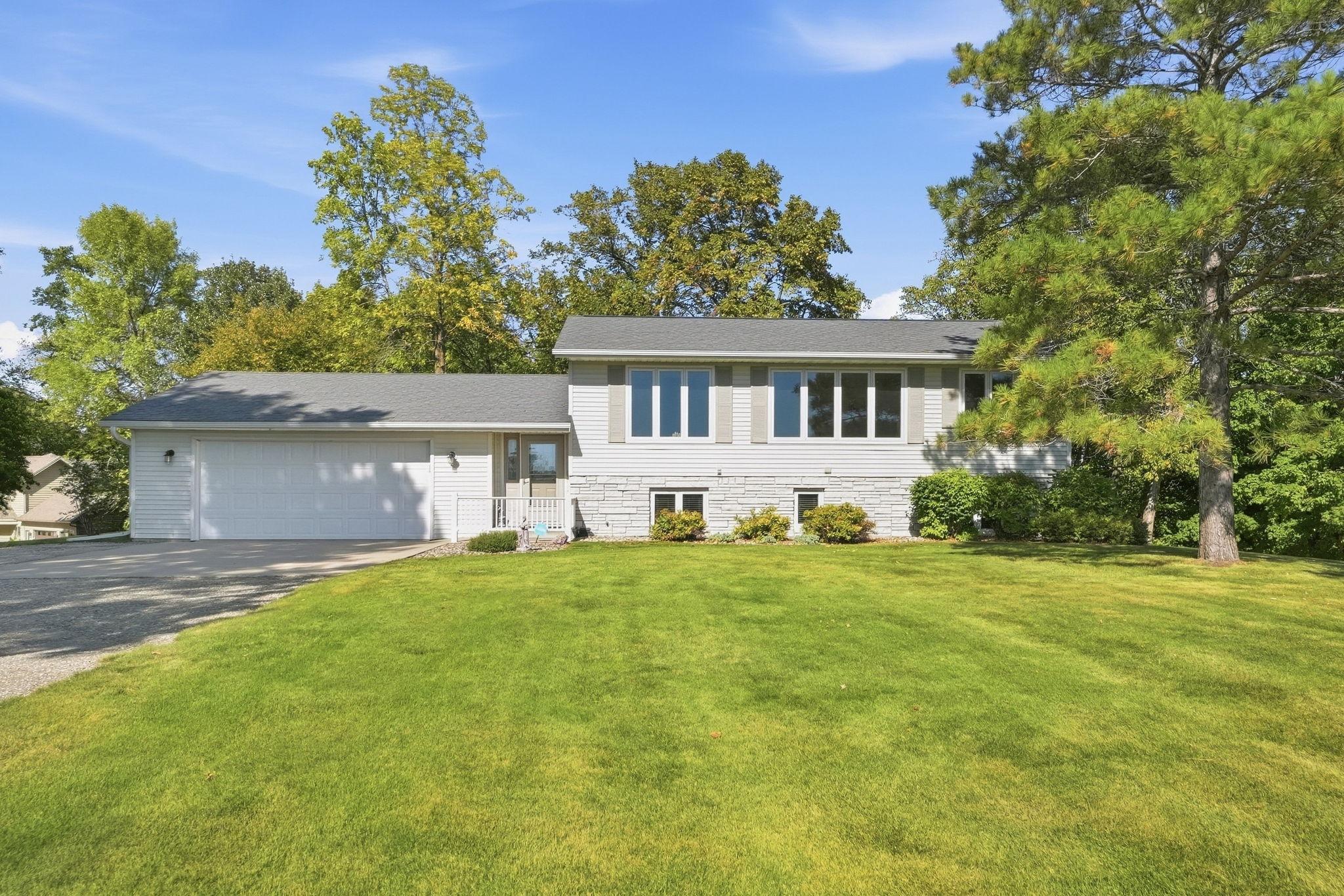 1978 single family home for sale at 4366 Country Shores SW in Alexandria, MN — 4 bed, 3 bath (photo 2 of 49)