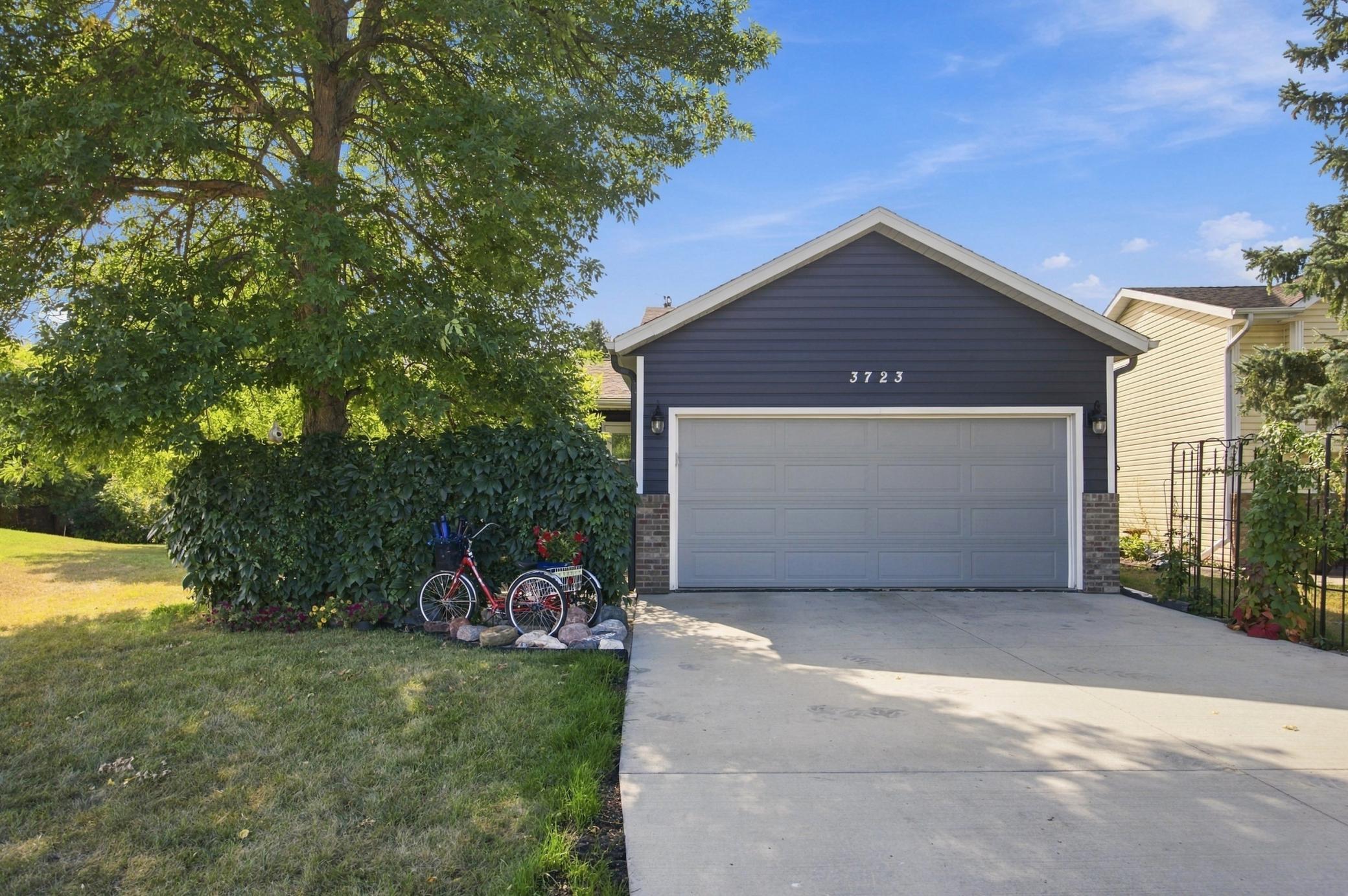 1991 single family home for sale at 3723 10th Street N in Fargo, ND — 4 bed, 2 bath (photo 2 of 30)