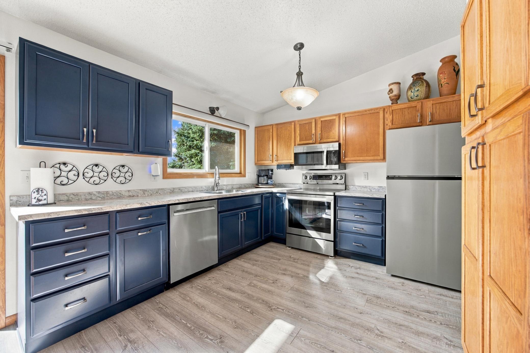 1991 single family home for sale at 3723 10th Street N in Fargo, ND — 4 bed, 2 bath (photo 5 of 30)
