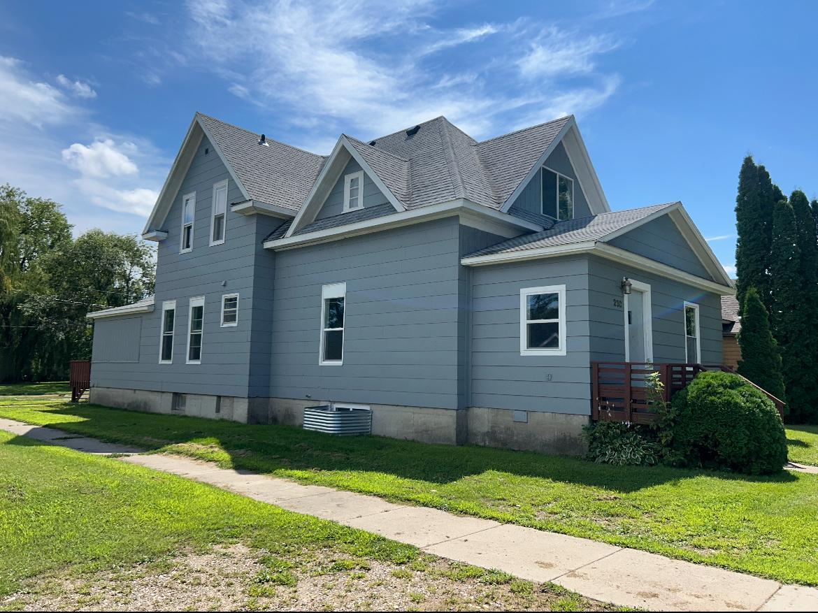 1926 home for sale at 230 11th Street N in Breckenridge, MN — 7 bed, 4 bath (photo 3 of 31)