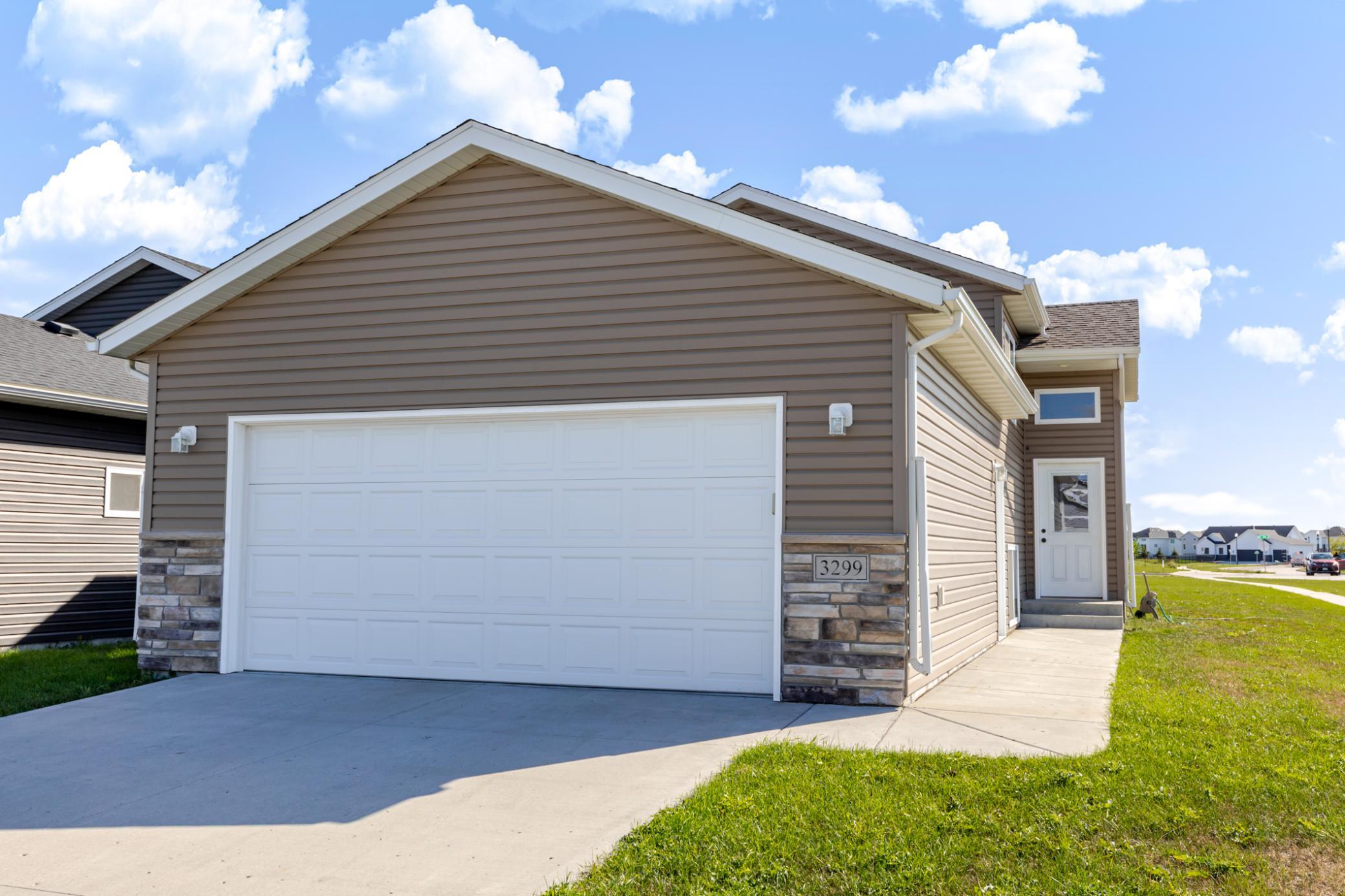 3299 Maple Leaf Loop S, Fargo, ND