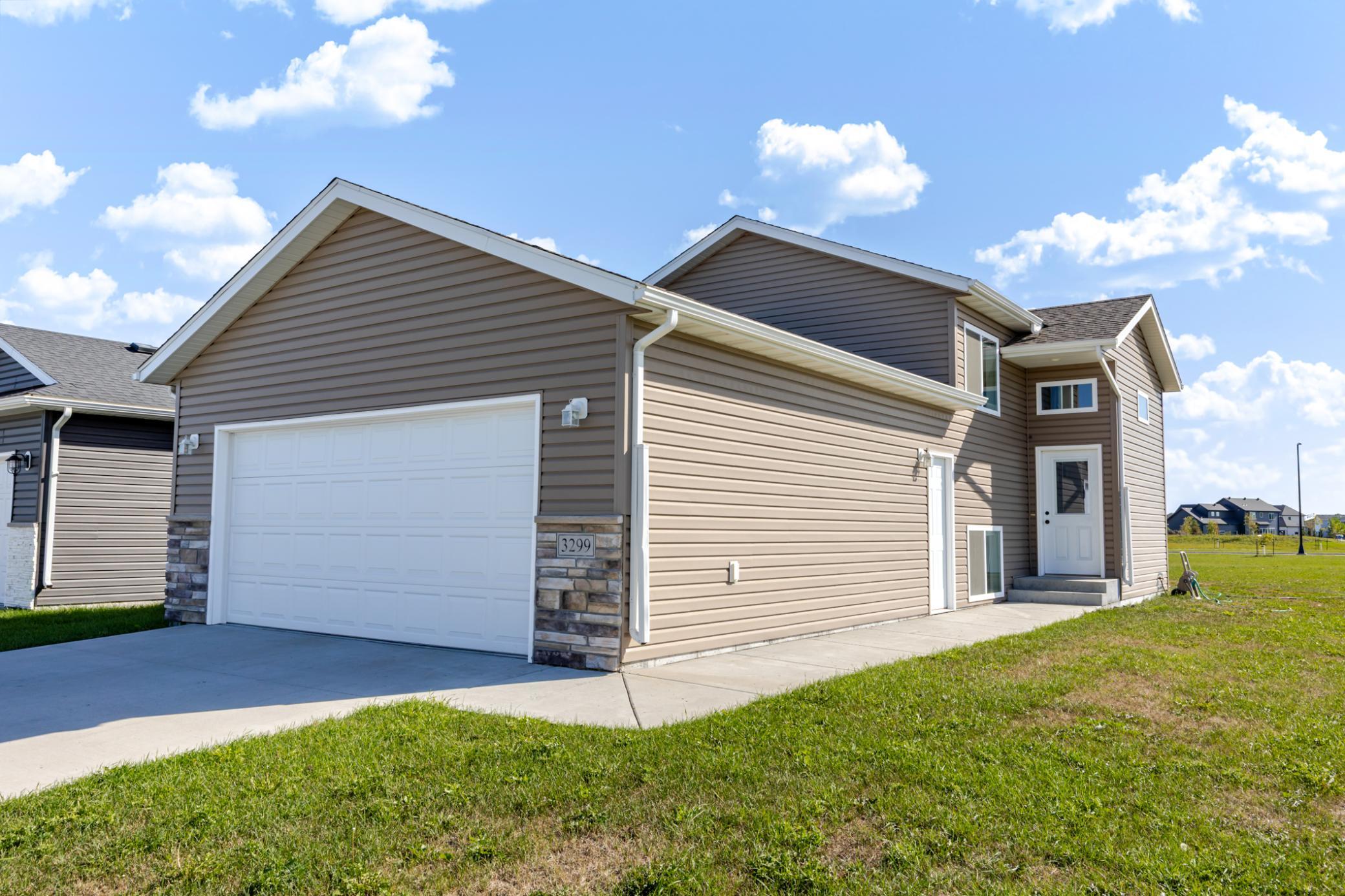 2020 single family home for sale at 3299 Maple Leaf Loop S in Fargo, ND — 3 bed, 2 bath (photo 2 of 44)