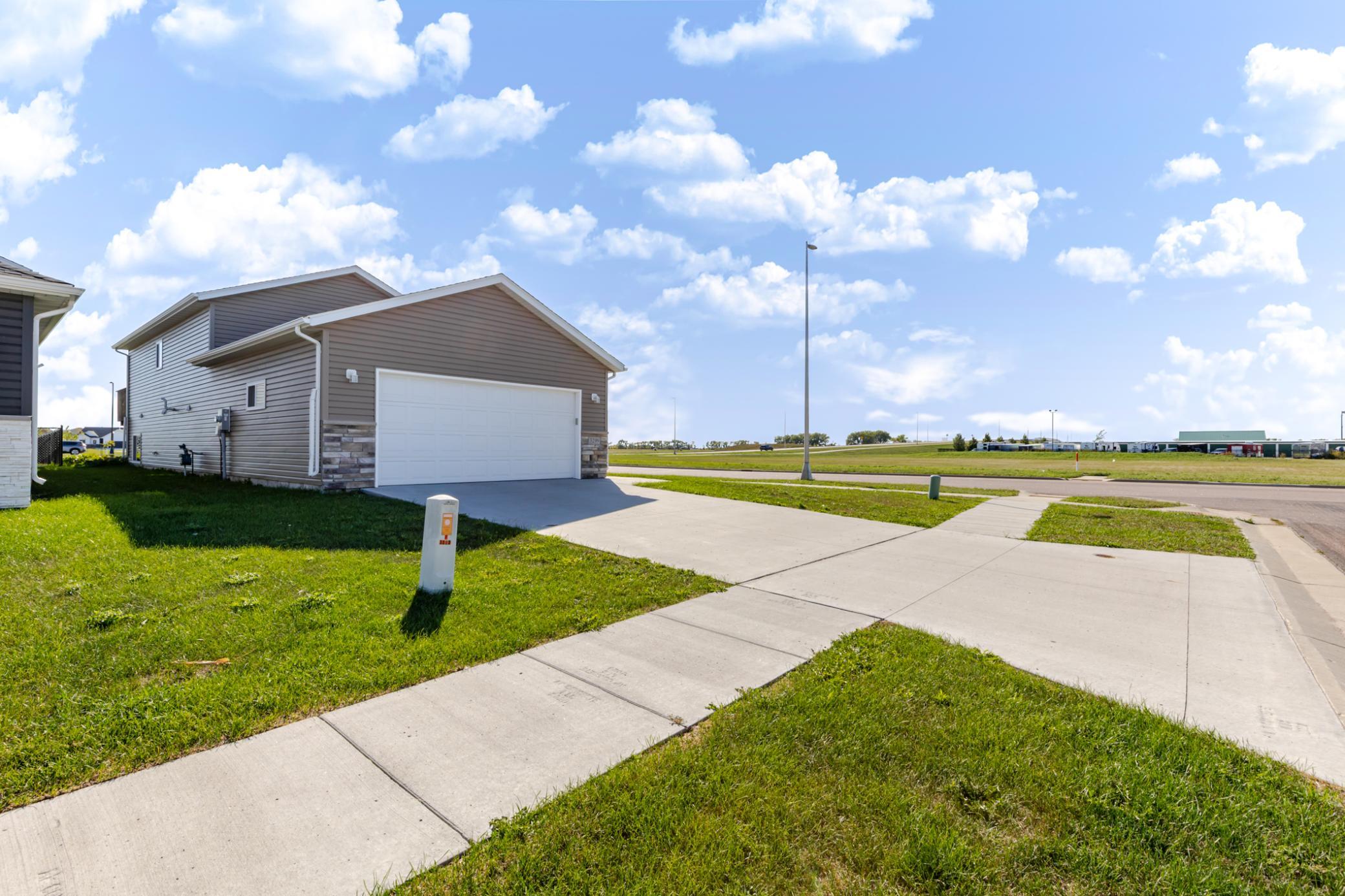 2020 single family home for sale at 3299 Maple Leaf Loop S in Fargo, ND — 3 bed, 2 bath (photo 3 of 44)