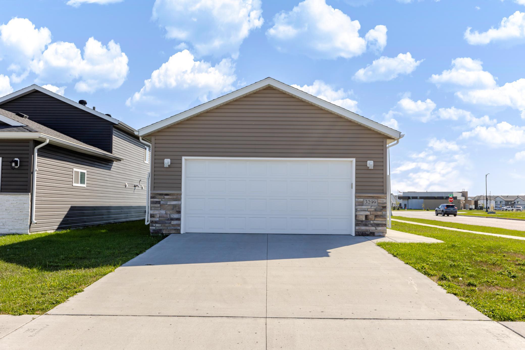 2020 single family home for sale at 3299 Maple Leaf Loop S in Fargo, ND — 3 bed, 2 bath (photo 4 of 44)
