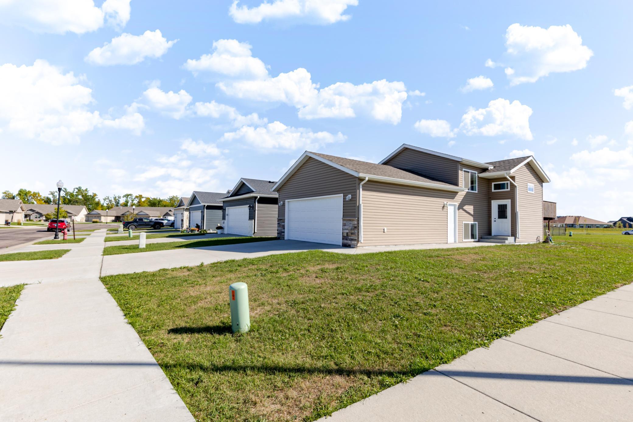 2020 single family home for sale at 3299 Maple Leaf Loop S in Fargo, ND — 3 bed, 2 bath (photo 5 of 44)