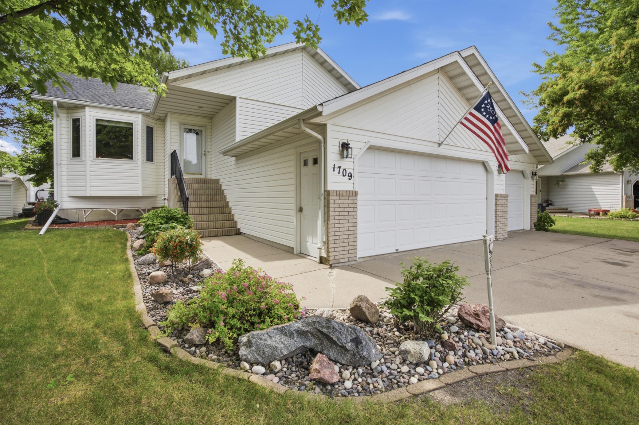 1994 single family home for sale at 1709 33 1/2 Street S in Moorhead, MN — 4 bed, 2 bath (photo 2 of 34)