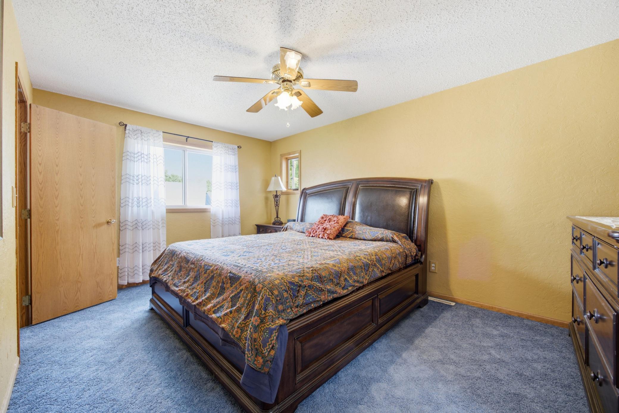 1994 single family home for sale at 1709 33 1/2 Street S in Moorhead, MN — 4 bed, 2 bath (photo 12 of 34)