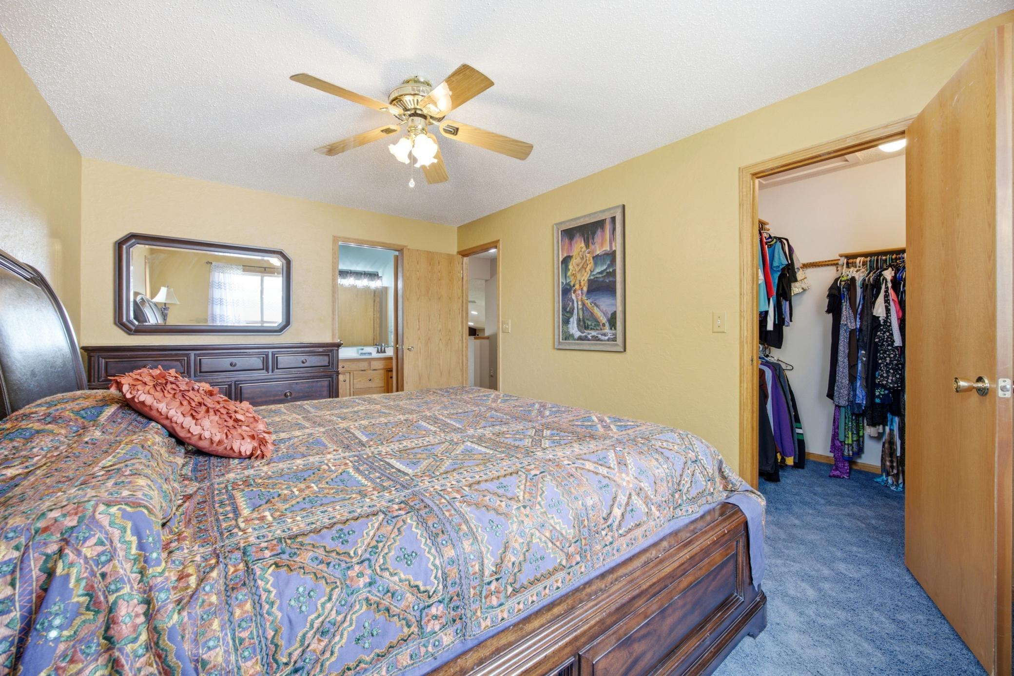 1994 single family home for sale at 1709 33 1/2 Street S in Moorhead, MN — 4 bed, 2 bath (photo 13 of 34)