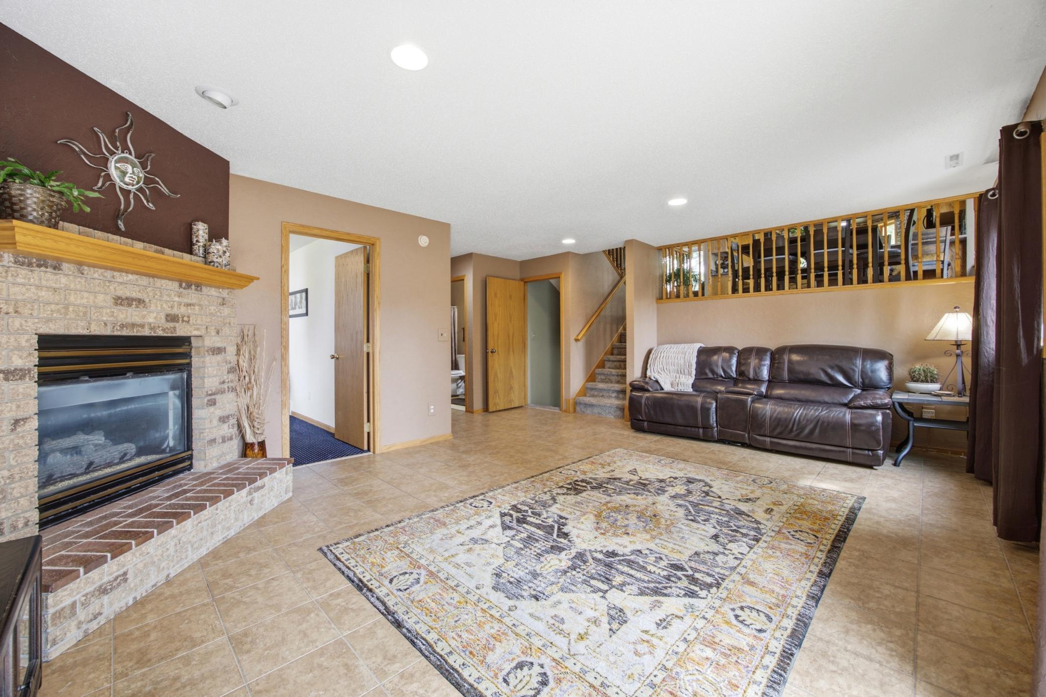 1994 single family home for sale at 1709 33 1/2 Street S in Moorhead, MN — 4 bed, 2 bath (photo 17 of 34)