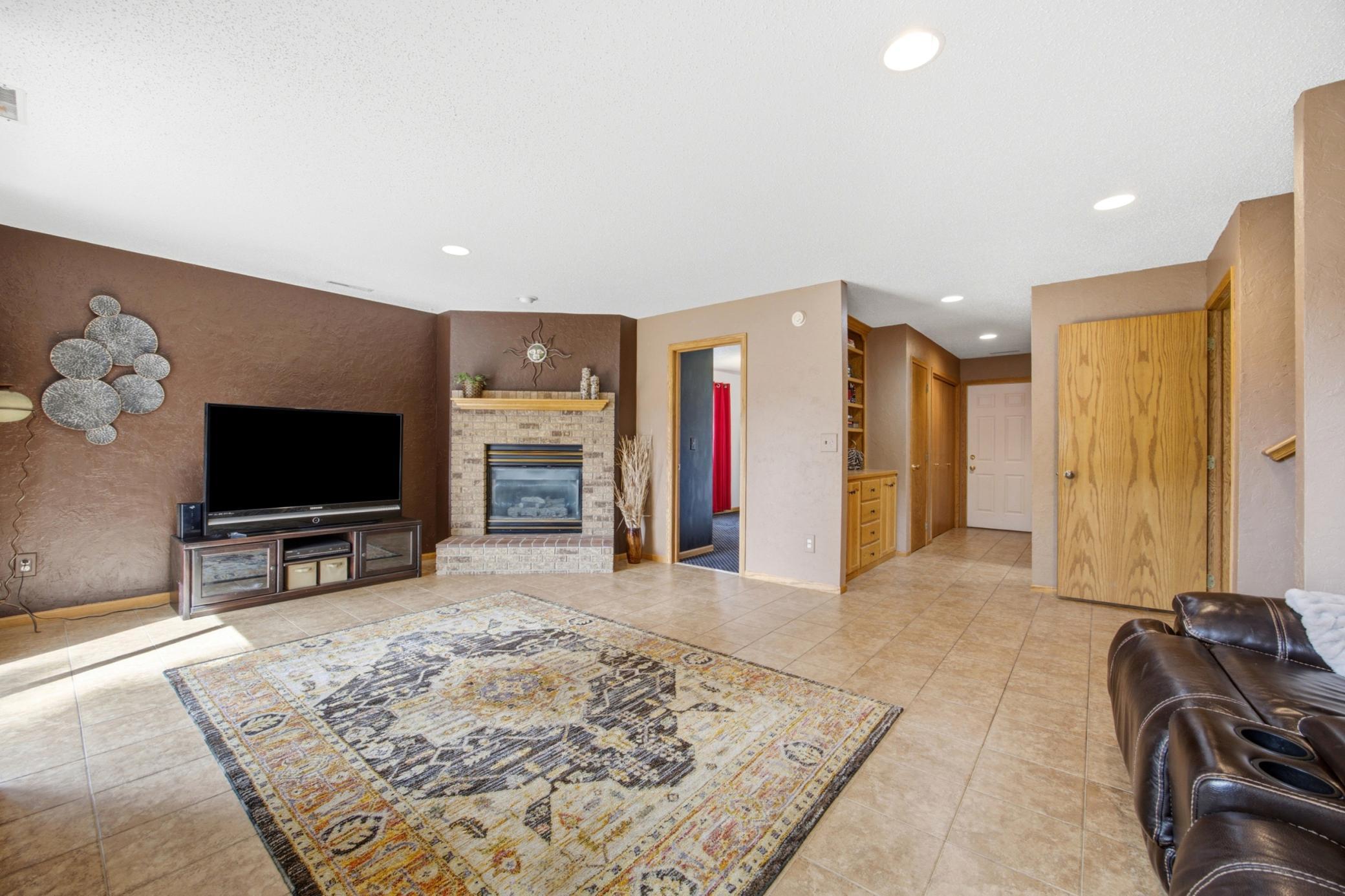1994 single family home for sale at 1709 33 1/2 Street S in Moorhead, MN — 4 bed, 2 bath (photo 18 of 34)