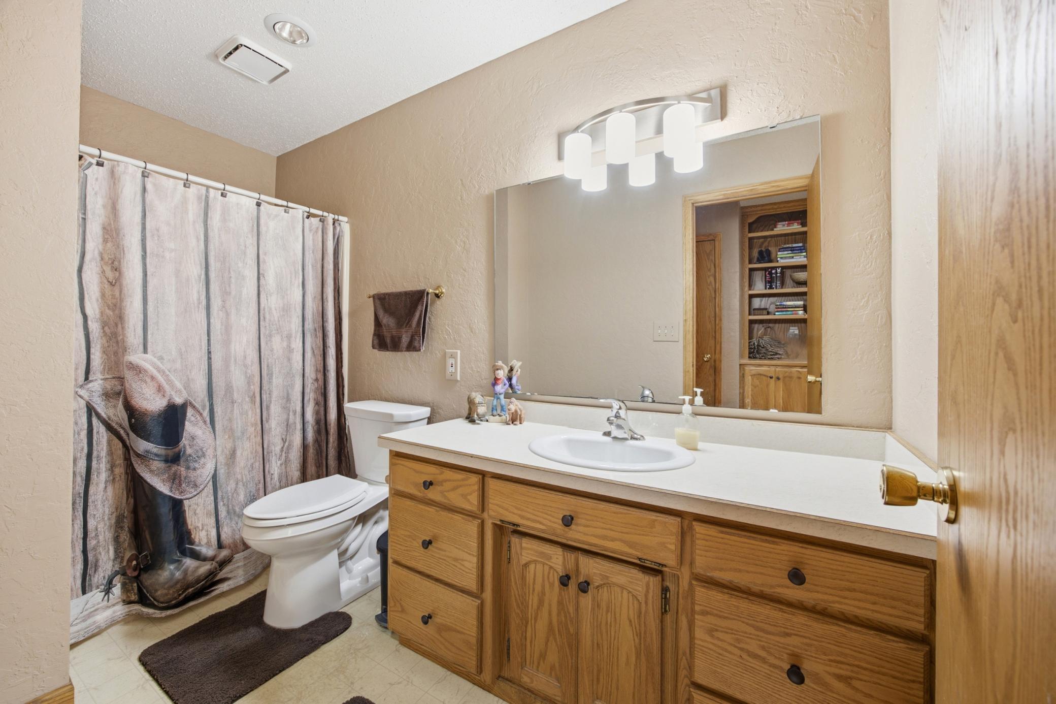 1994 single family home for sale at 1709 33 1/2 Street S in Moorhead, MN — 4 bed, 2 bath (photo 20 of 34)