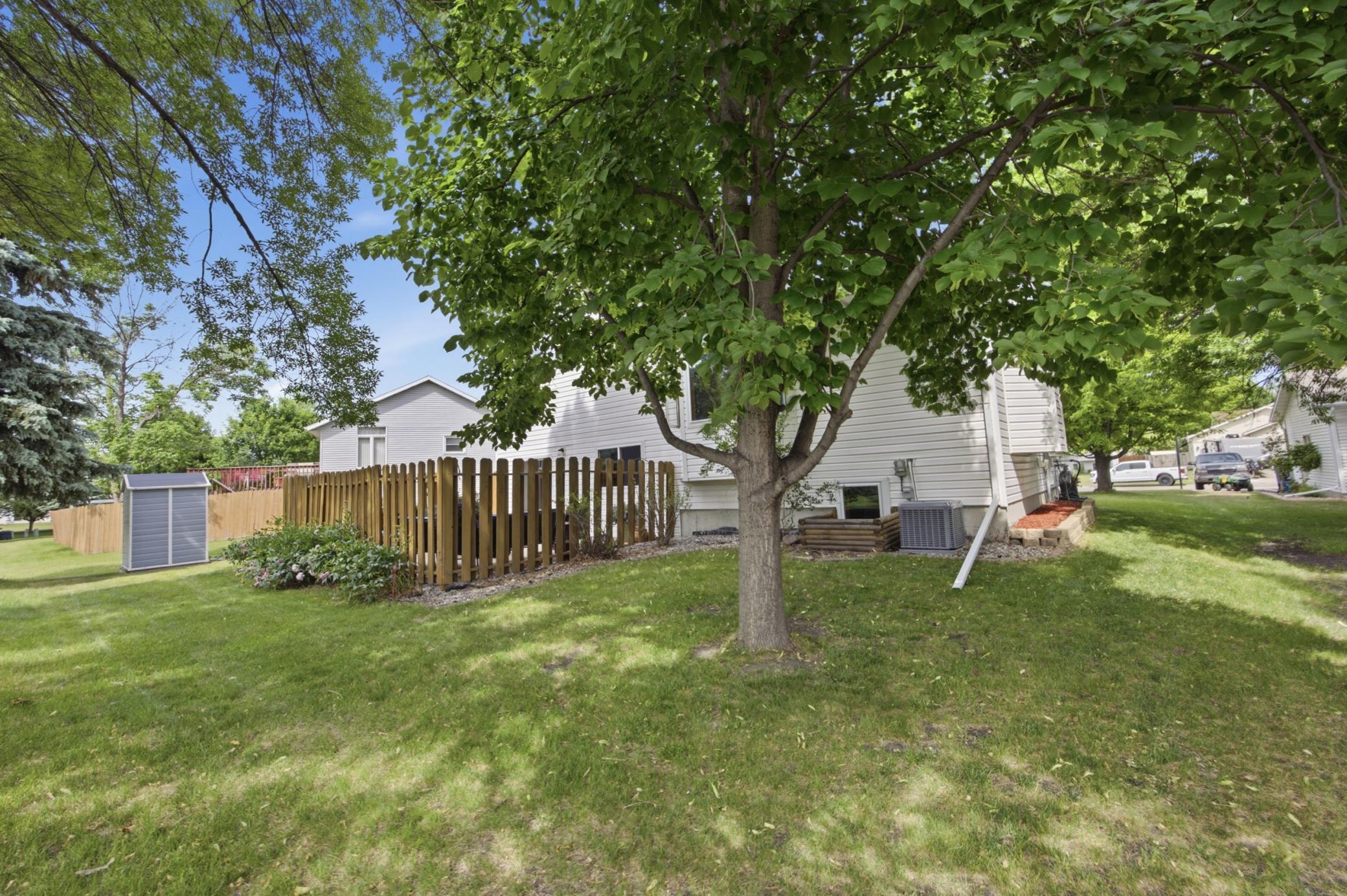 1994 single family home for sale at 1709 33 1/2 Street S in Moorhead, MN — 4 bed, 2 bath (photo 27 of 34)