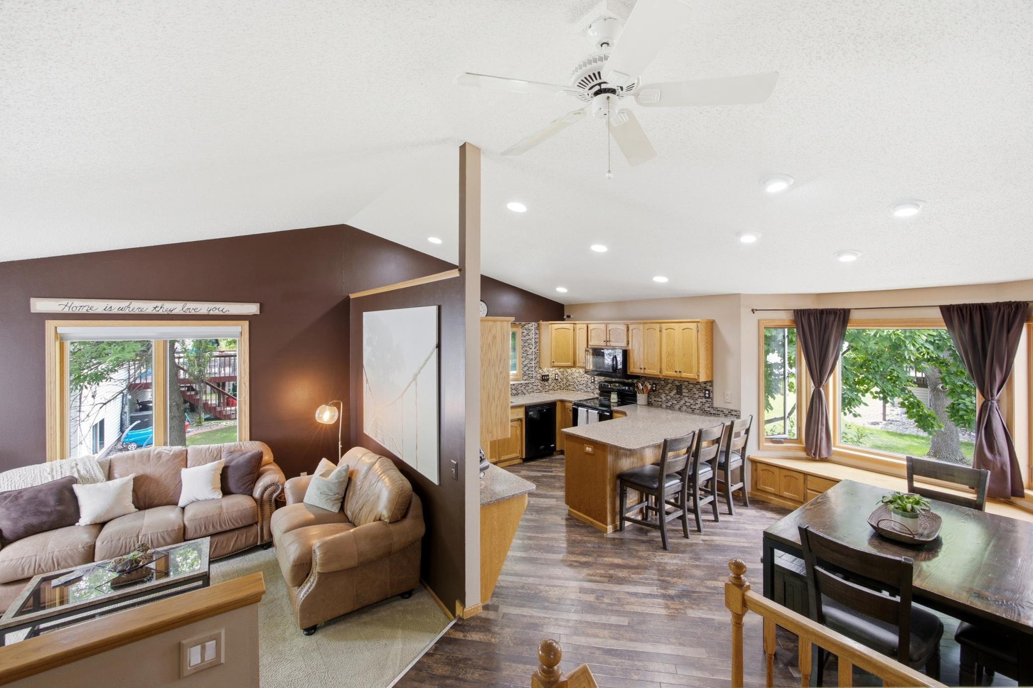 1994 single family home for sale at 1709 33 1/2 Street S in Moorhead, MN — 4 bed, 2 bath (photo 6 of 34)