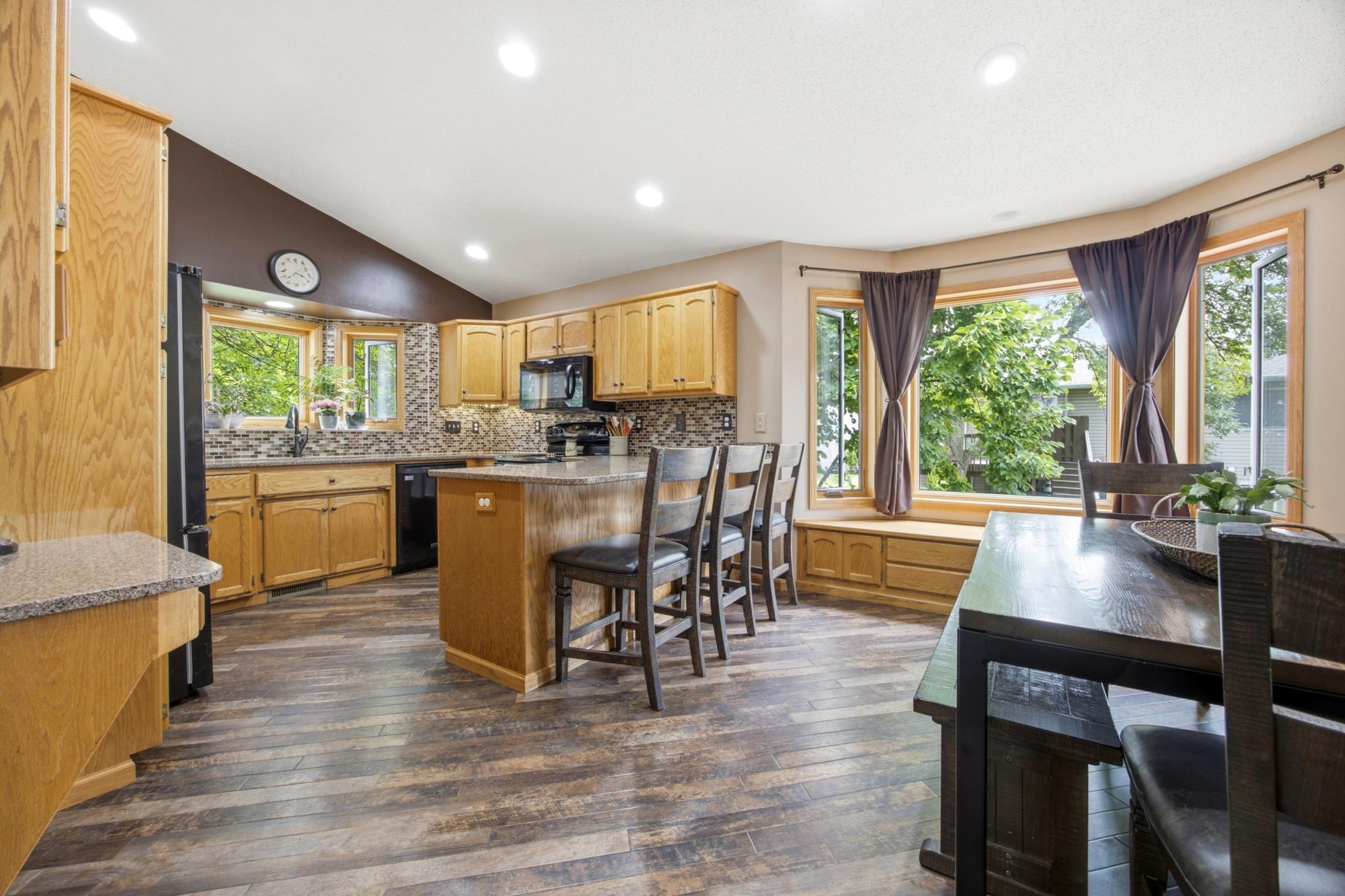 1994 single family home for sale at 1709 33 1/2 Street S in Moorhead, MN — 4 bed, 2 bath (photo 7 of 34)