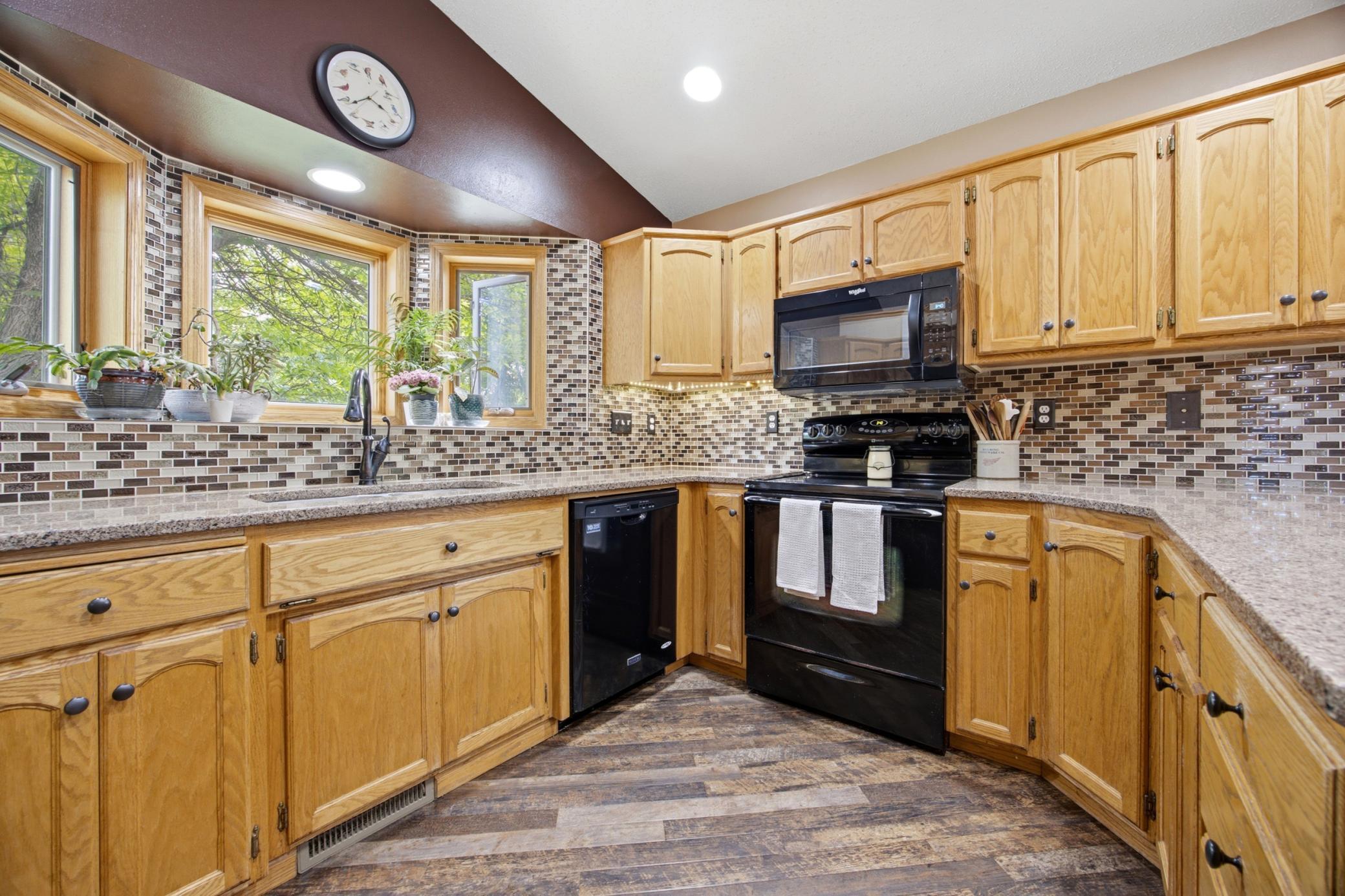 1994 single family home for sale at 1709 33 1/2 Street S in Moorhead, MN — 4 bed, 2 bath (photo 9 of 34)
