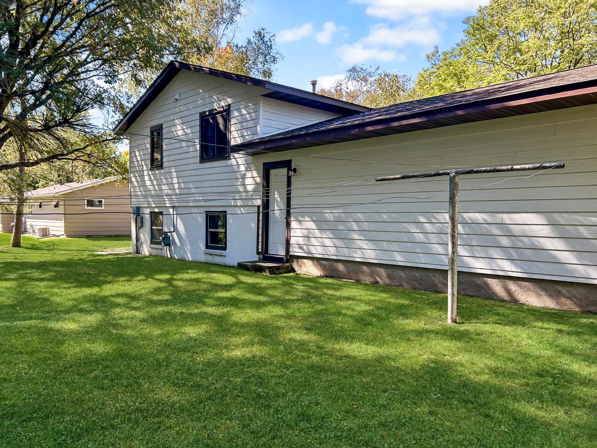 1974 single family home for sale at 814 10th Street SW in Wadena, MN — 4 bed, 2 bath (photo 2 of 26)