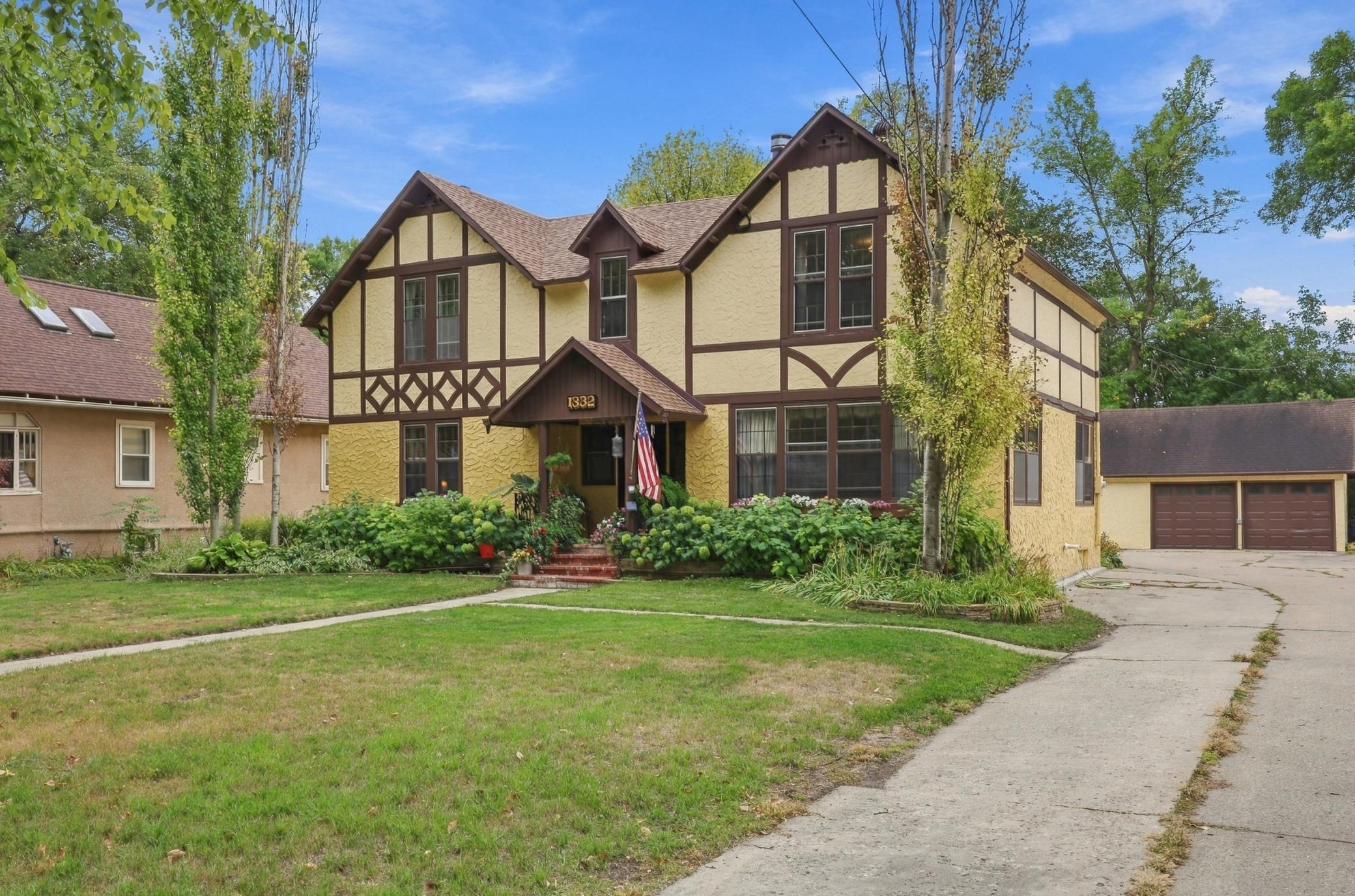 1897 single family home for sale at 1332 5th Avenue S in Fargo, ND — 4 bed, 4 bath (photo 2 of 40)