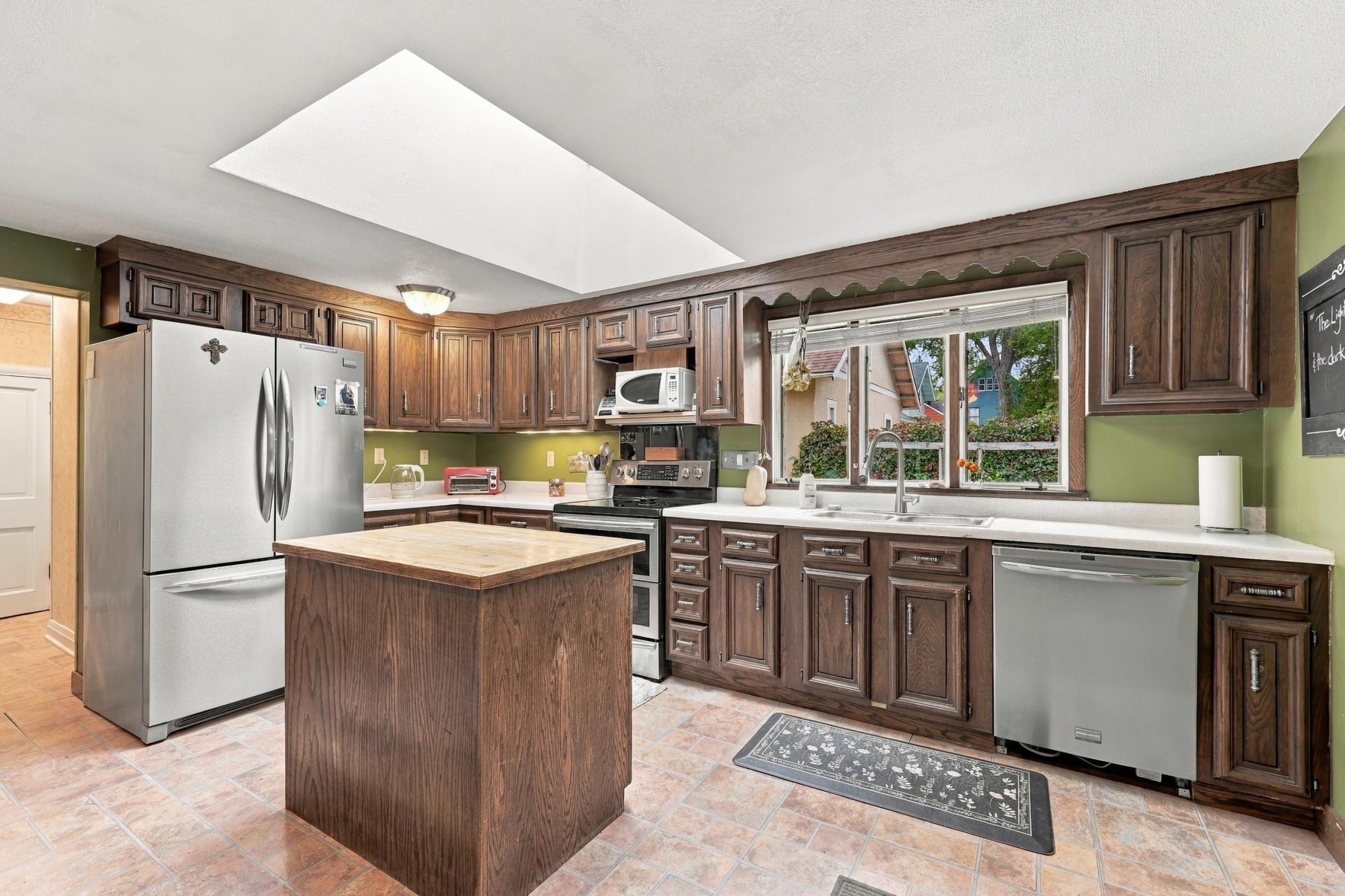 1897 single family home for sale at 1332 5th Avenue S in Fargo, ND — 4 bed, 4 bath (photo 13 of 40)