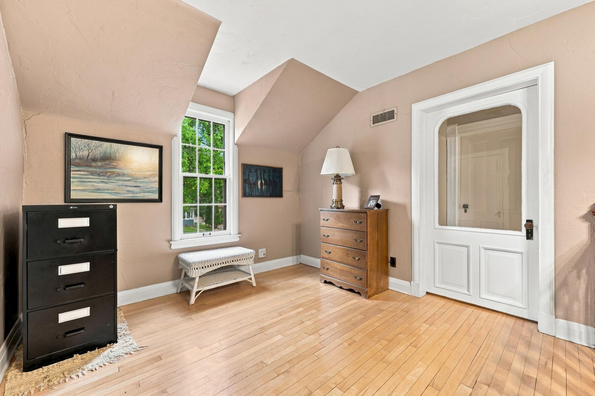 1897 single family home for sale at 1332 5th Avenue S in Fargo, ND — 4 bed, 4 bath (photo 23 of 40)
