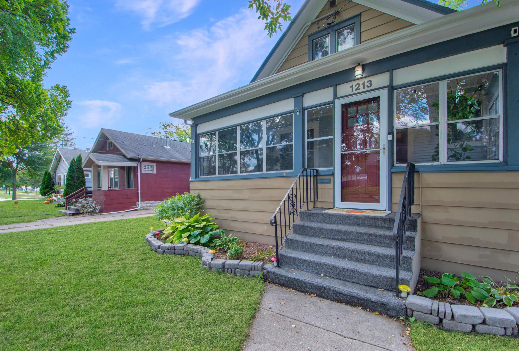 1927 single family home for sale at 1213 14th Street S in Fargo, ND — 3 bed, 2 bath (photo 2 of 41)