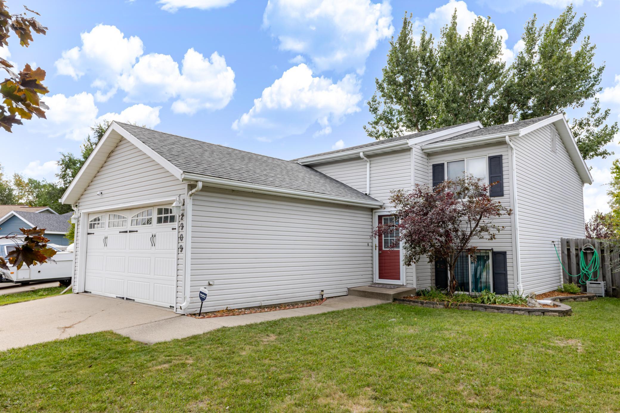 1992 single family home for sale at 2909 29th Avenue Circle S in Moorhead, MN — 4 bed, 2 bath (photo 2 of 37)