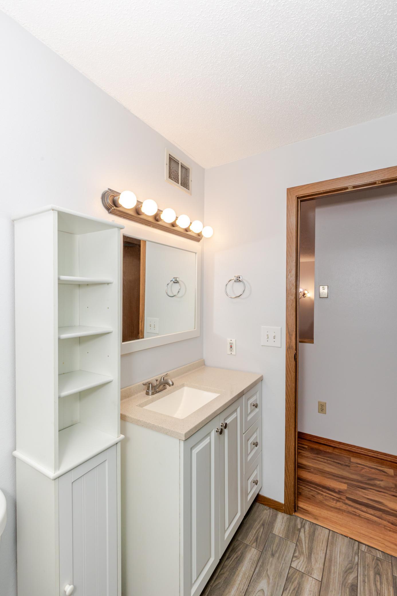 1992 single family home for sale at 2909 29th Avenue Circle S in Moorhead, MN — 4 bed, 2 bath (photo 18 of 37)