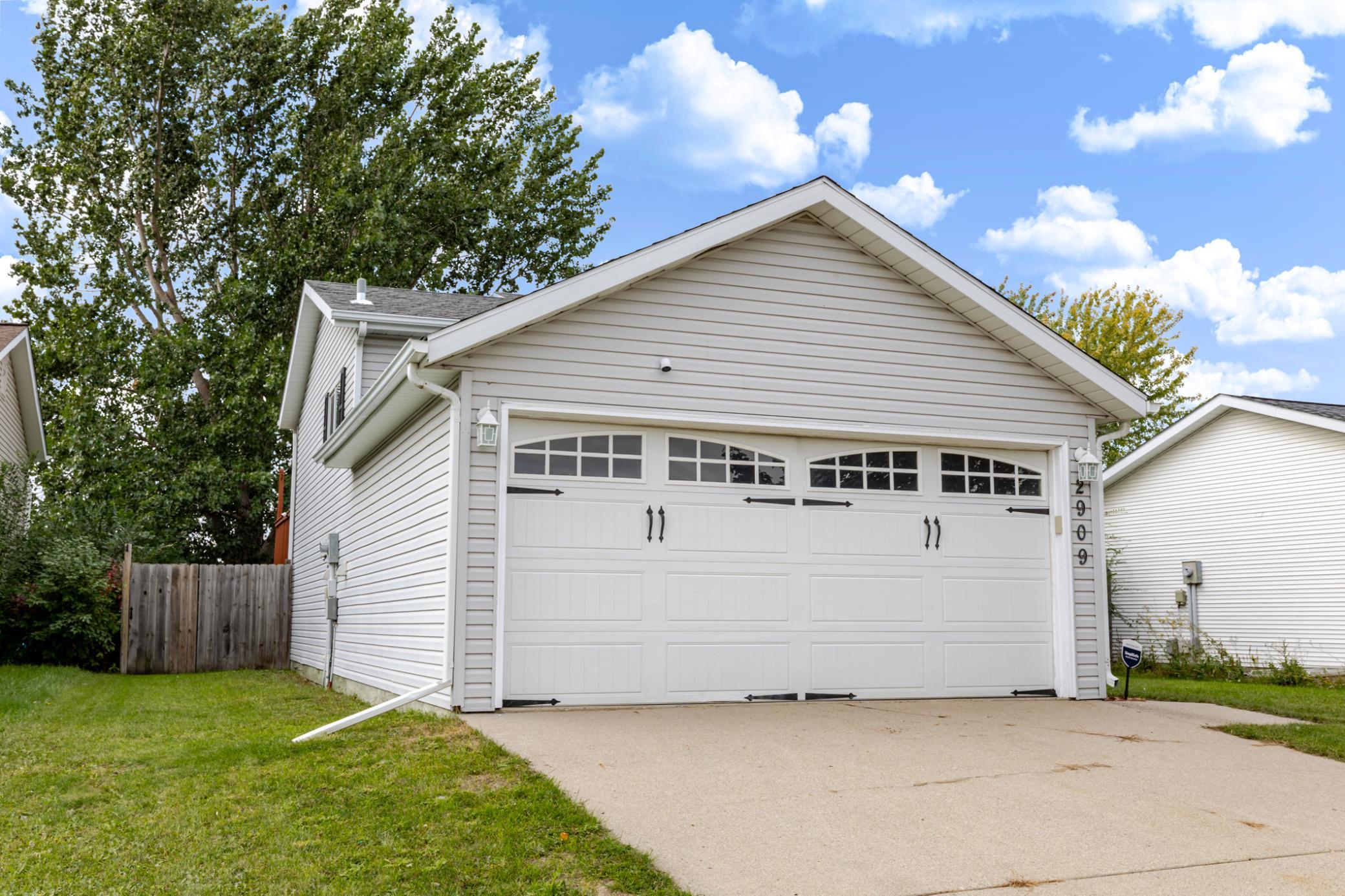1992 single family home for sale at 2909 29th Avenue Circle S in Moorhead, MN — 4 bed, 2 bath (photo 3 of 37)