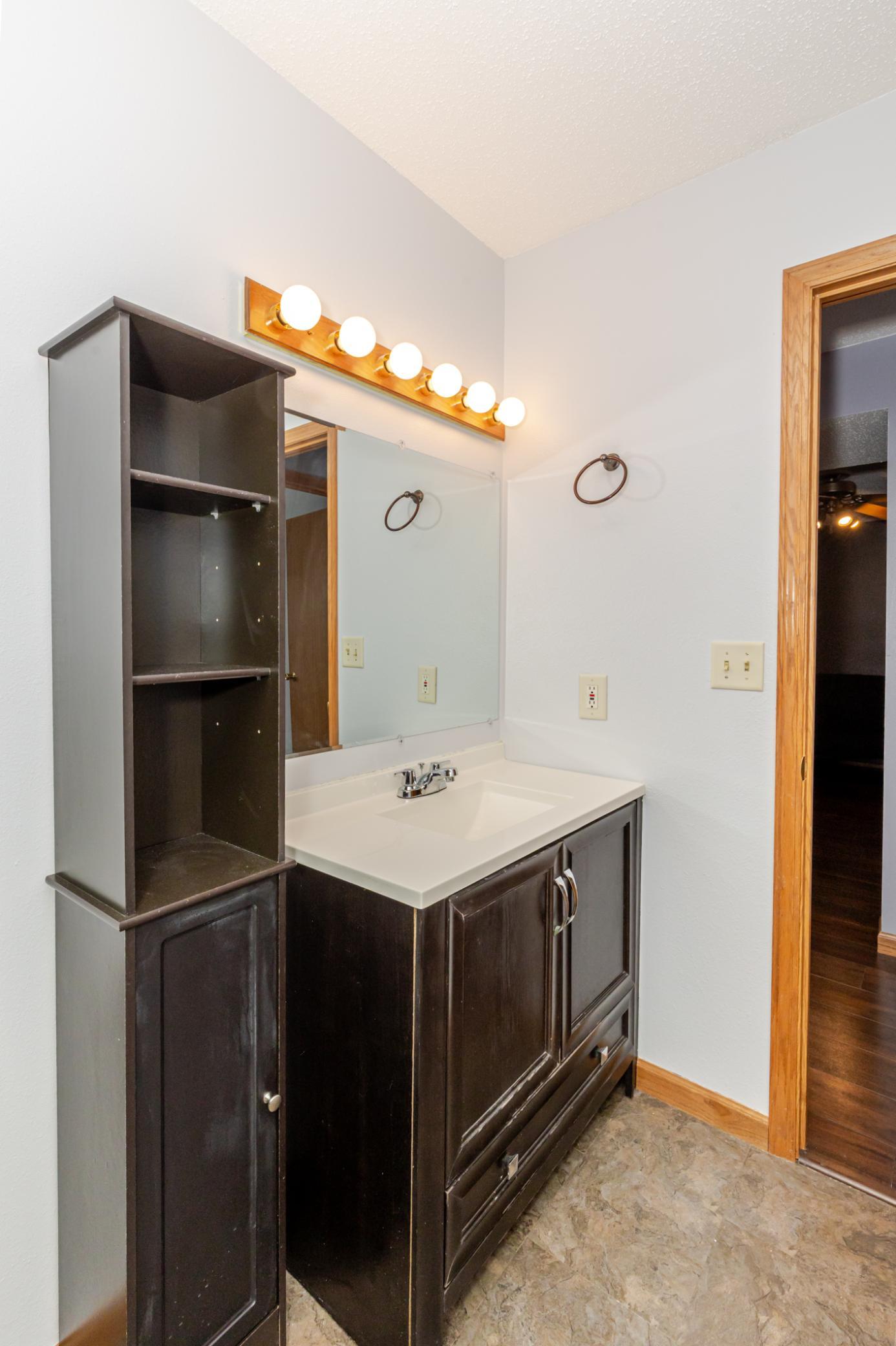 1992 single family home for sale at 2909 29th Avenue Circle S in Moorhead, MN — 4 bed, 2 bath (photo 26 of 37)