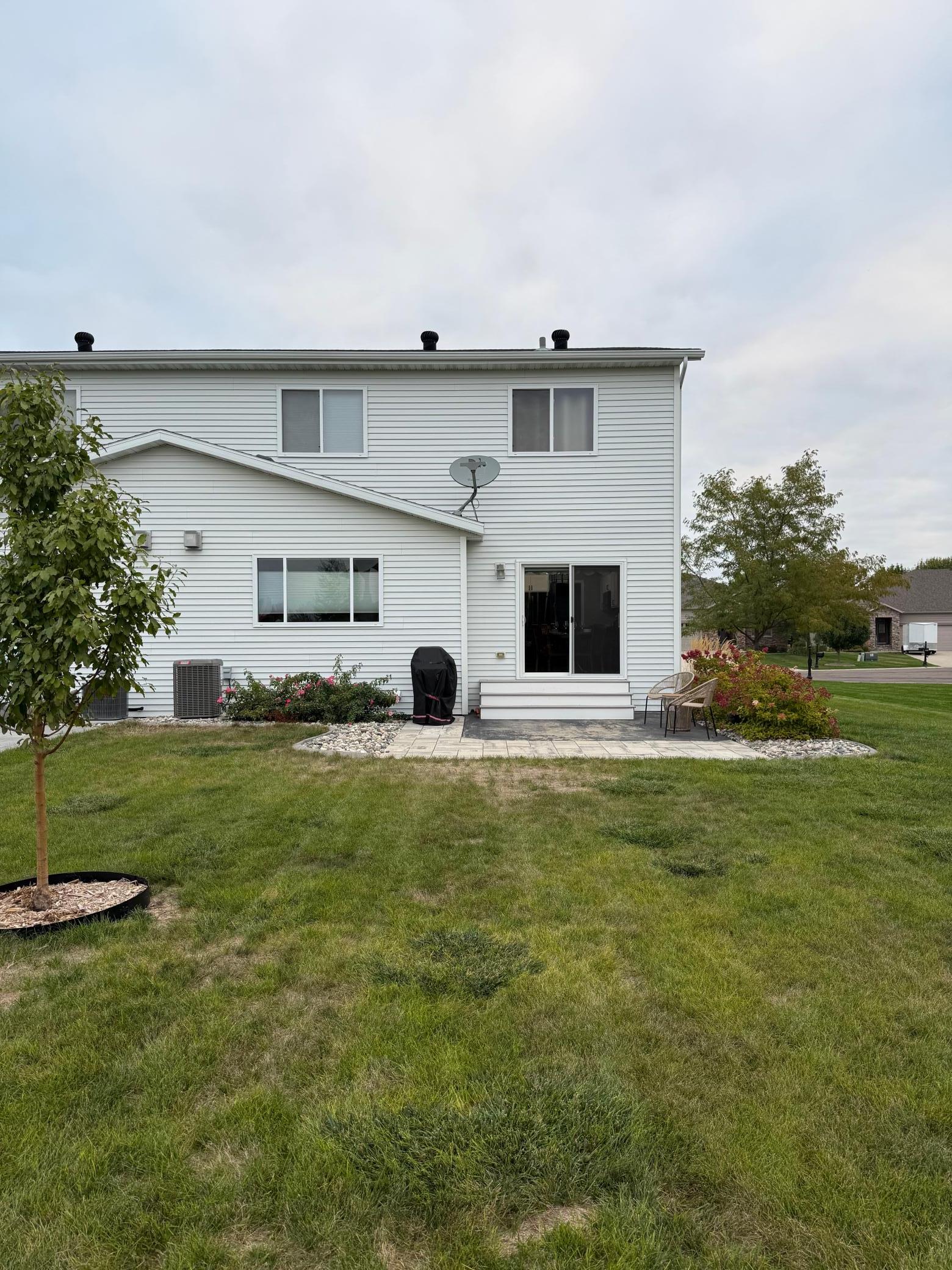 2004 twin home for sale at 6234 14th Street S in Fargo, ND — 4 bed, 4 bath (photo 2 of 5)