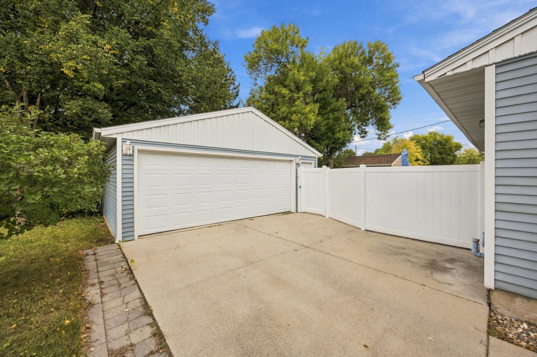 1958 single family home for sale at 1409 18th Street S in Fargo, ND — 3 bed, 2 bath (photo 2 of 29)